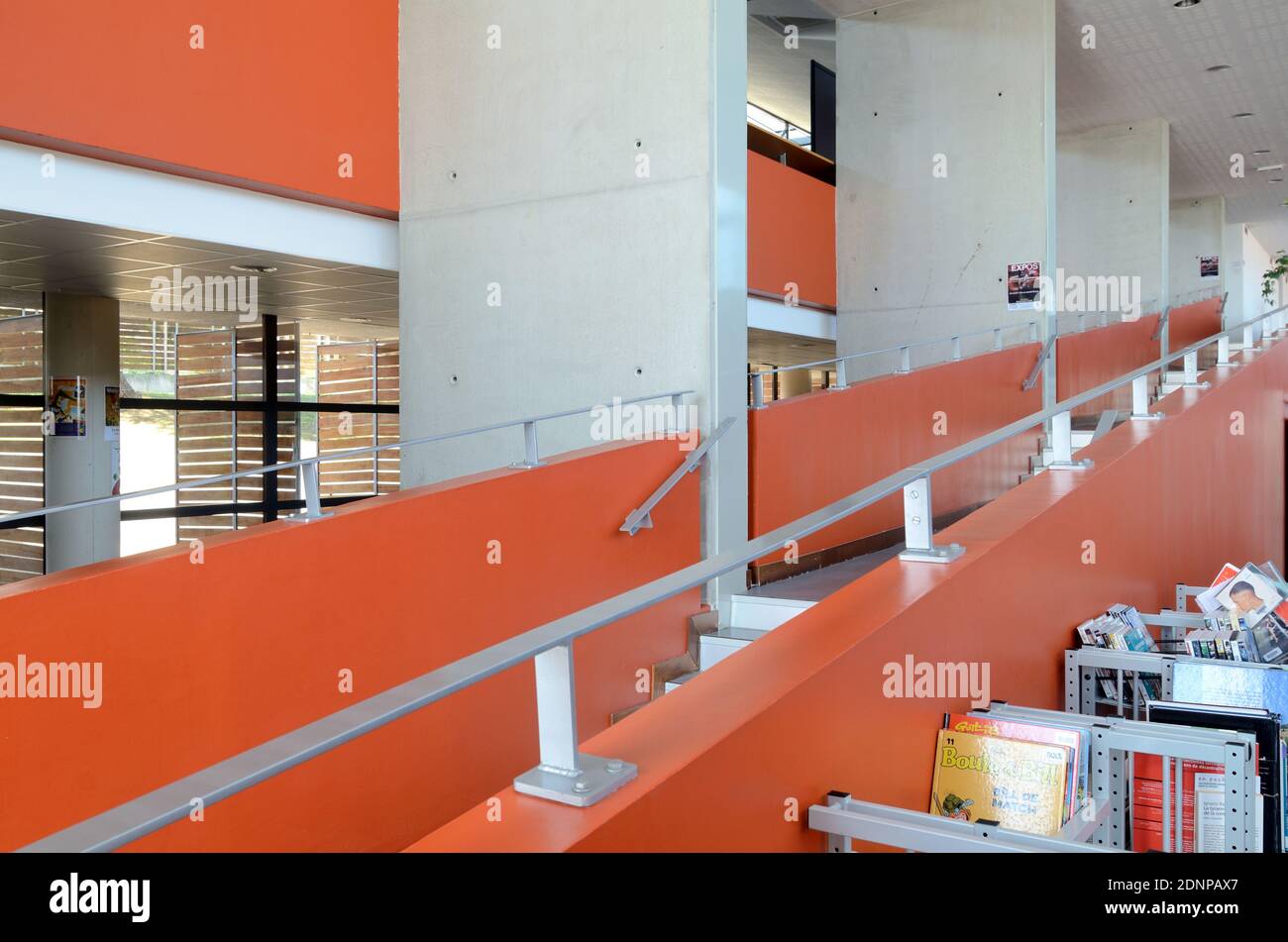 Escalier intérieur en béton du Centre culturel moderne et de la Bibliothèque, ou Jean-Claude Izzo Médiatèque, , Châteauneuf-les-Martiques Provence France Banque D'Images
