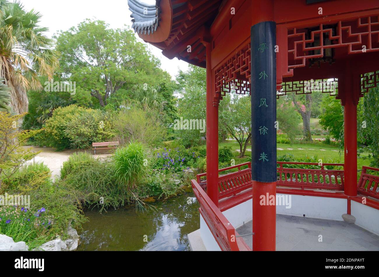 Kiosque chinois ou kiosque Oriental Garden dans le jardin chinois Parc Borely Marseille Provence France Banque D'Images