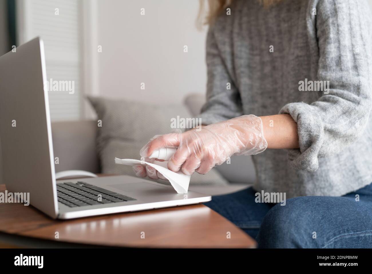 Femme désinfectant ordinateur portable Banque D'Images