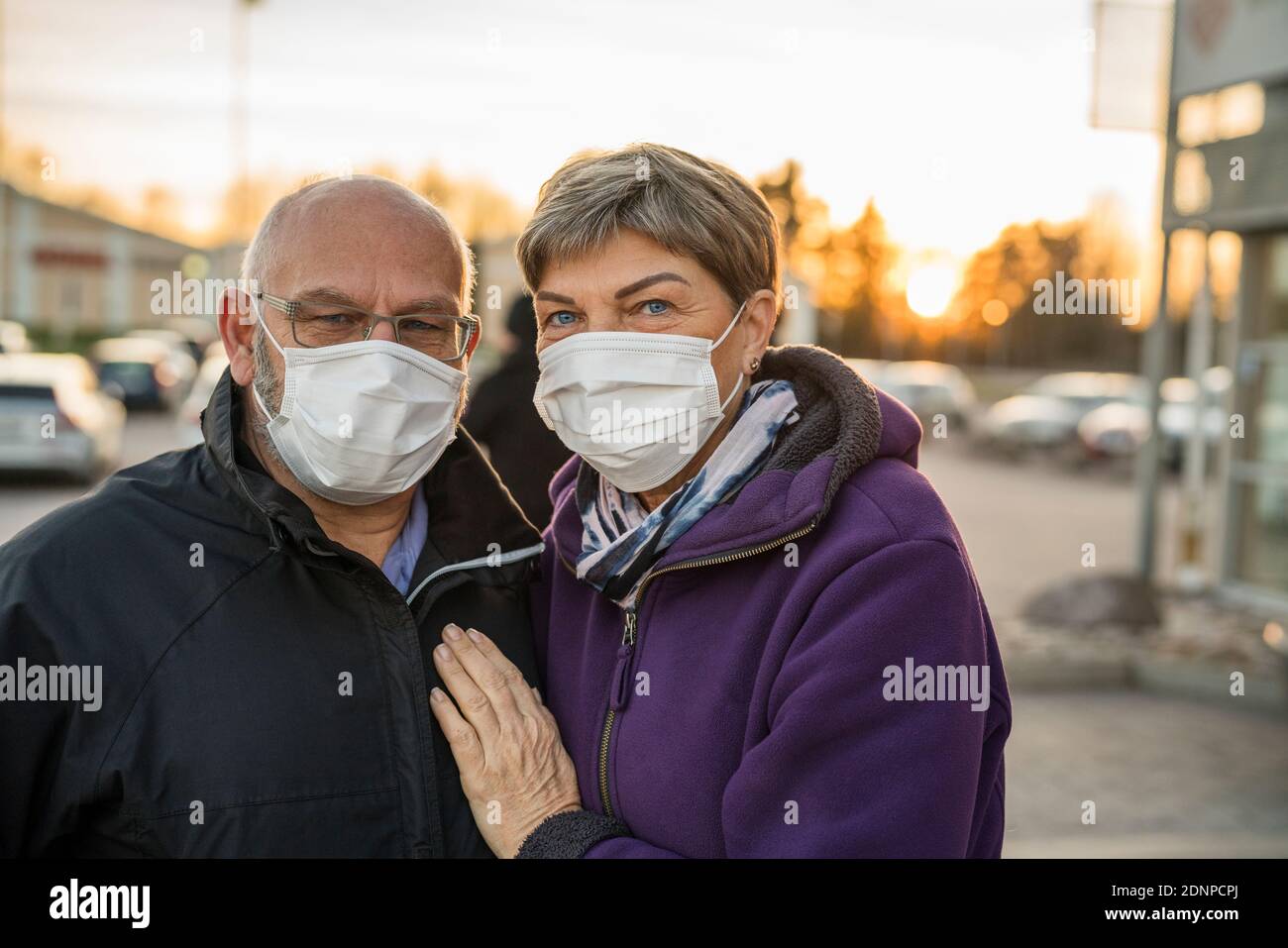Couple portant un masque de protection regardant la caméra Banque D'Images