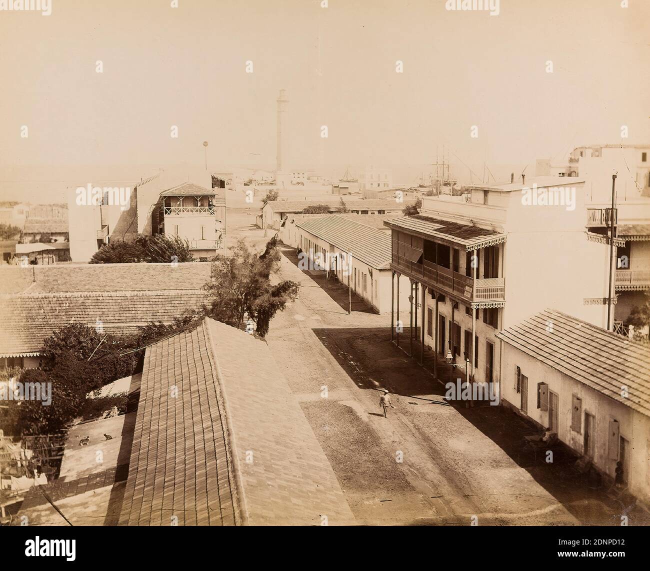 Hippolyte Arnoux, Port Saïd, papier albumine, processus positif noir et blanc, taille de l'image: Hauteur: 23 cm; largeur: 28.2 cm, inscrit: Verso en haut à gauche: En plomb: Port Saïd, photographie de voyage, photographie architecturale, toit, maison, bâtiment, hist. Place, ville, village, phare, vaisseau lumineux Banque D'Images