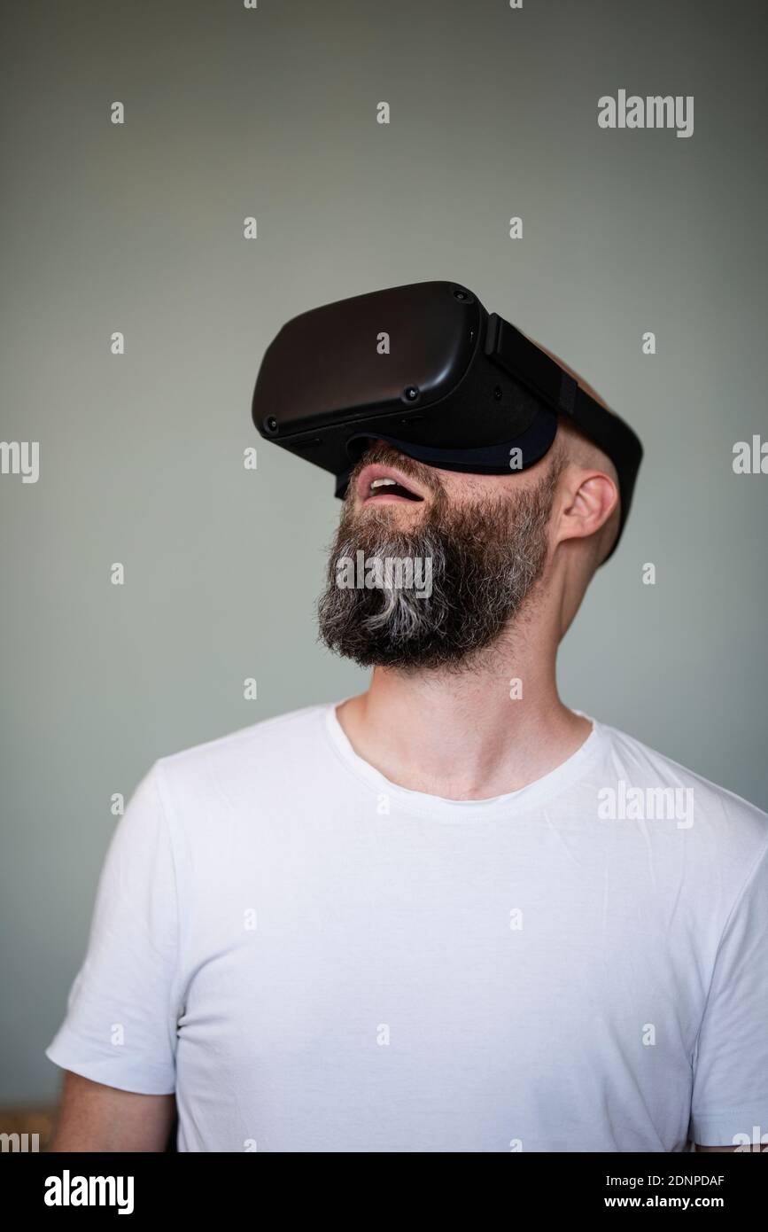 L'homme à l'aide de casque de réalité virtuelle Banque D'Images