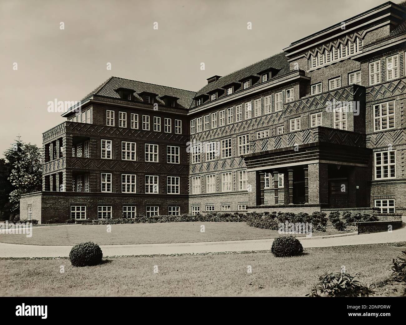 Carl Dransfeld, extension de l'hôpital, Delmenhorst, papier de gélatine d'argent, procédé positif noir et blanc, taille de l'image: Hauteur: 16.80 cm; largeur: 23.00 cm, timbre: FOTO-HAUS-DRANSFELD, OHLSDORFERSTR. 2, WINTERHUDER MARKTPLATZ, photographie architecturale, hôpital, hôpital, façade, maison, bâtiment, architecture, le studio photo Gebr. Dransfeld a été fondé en 1902 par le lithographe Carl Dransfeld et son frère, le peintre Adolf Dransfeld, à Berlin et a déménagé à Hambourg en 1904. Le directeur du bâtiment, Fritz Schumacher, a chargé les frères Dransfeld de documenter les bâtiments publics Banque D'Images