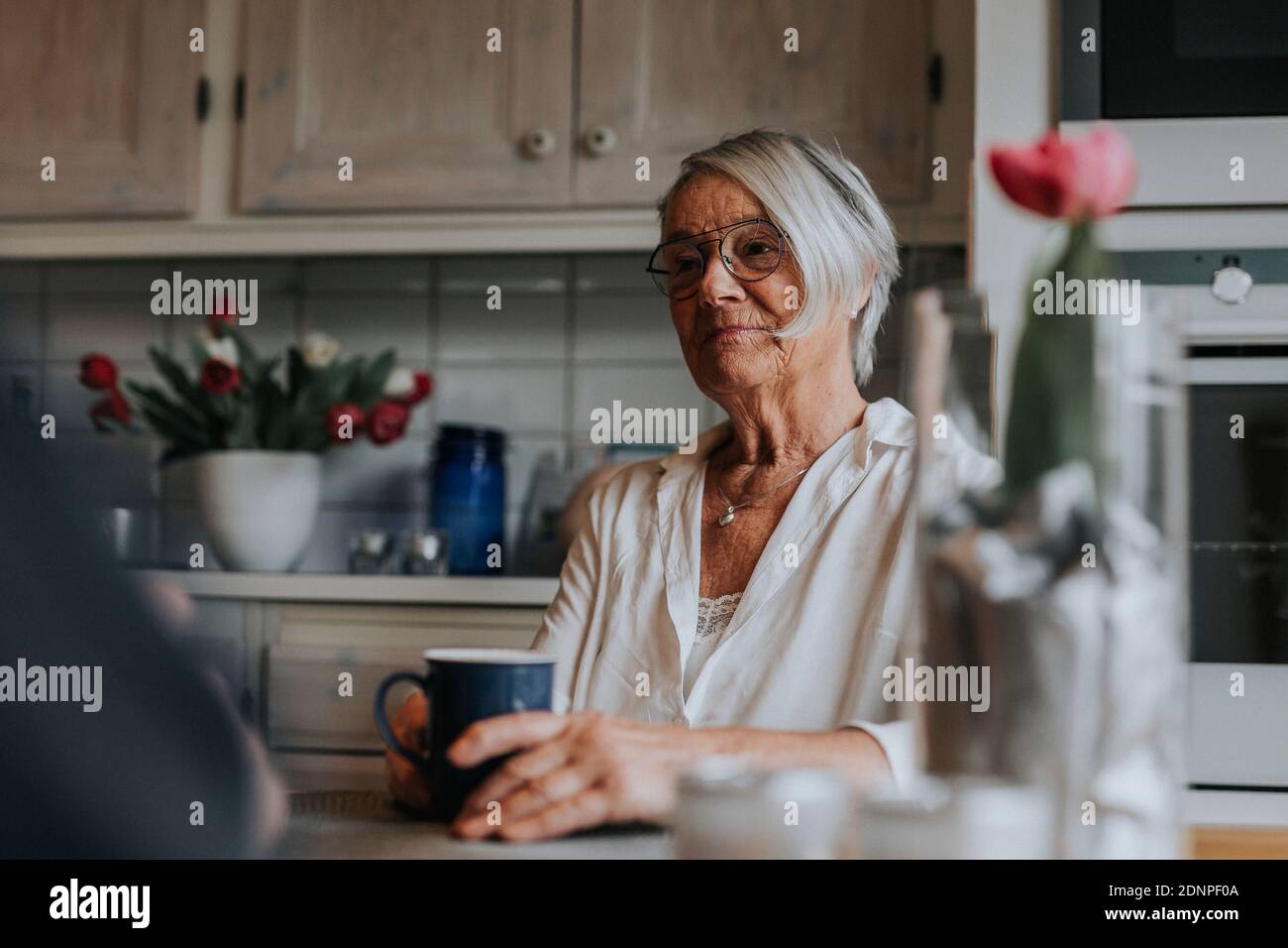 Smiling woman having coffee Banque D'Images