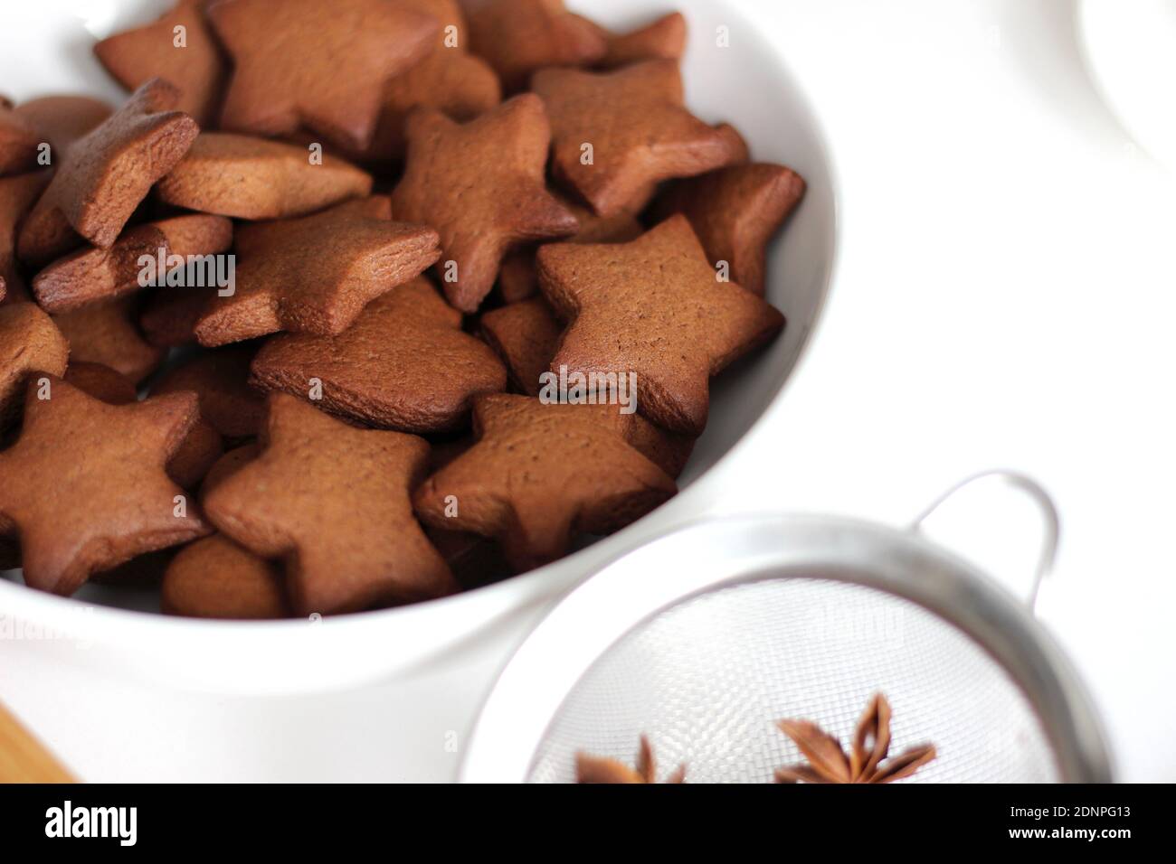Biscuits maison de Noël traditionnels. Divers biscuits au pain d'épice sur la table blanche. Banque D'Images