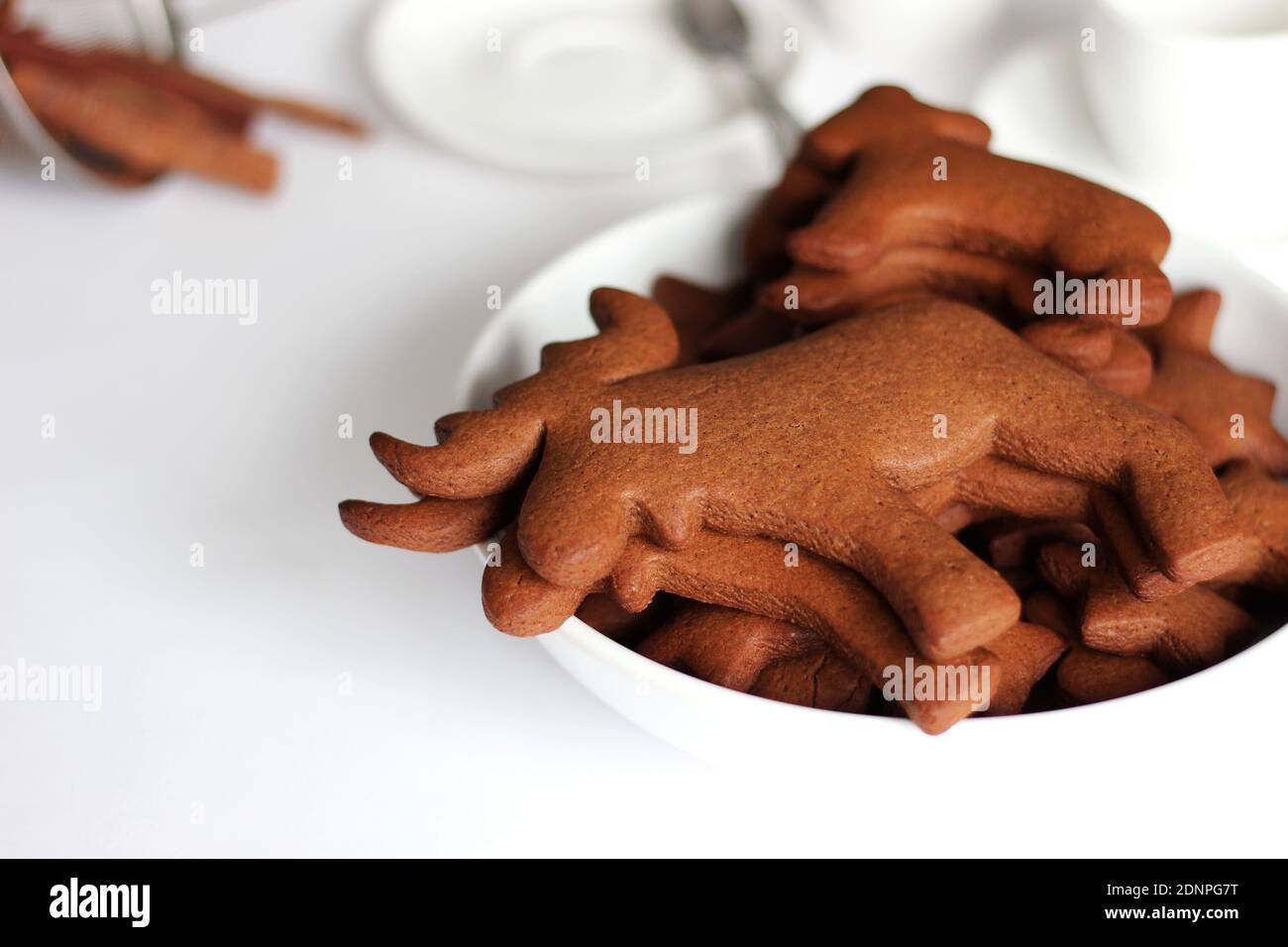 Faire des biscuits épicés au pain d'épice à la maison. Noël pâtisseries traditionnelles nourriture. Banque D'Images