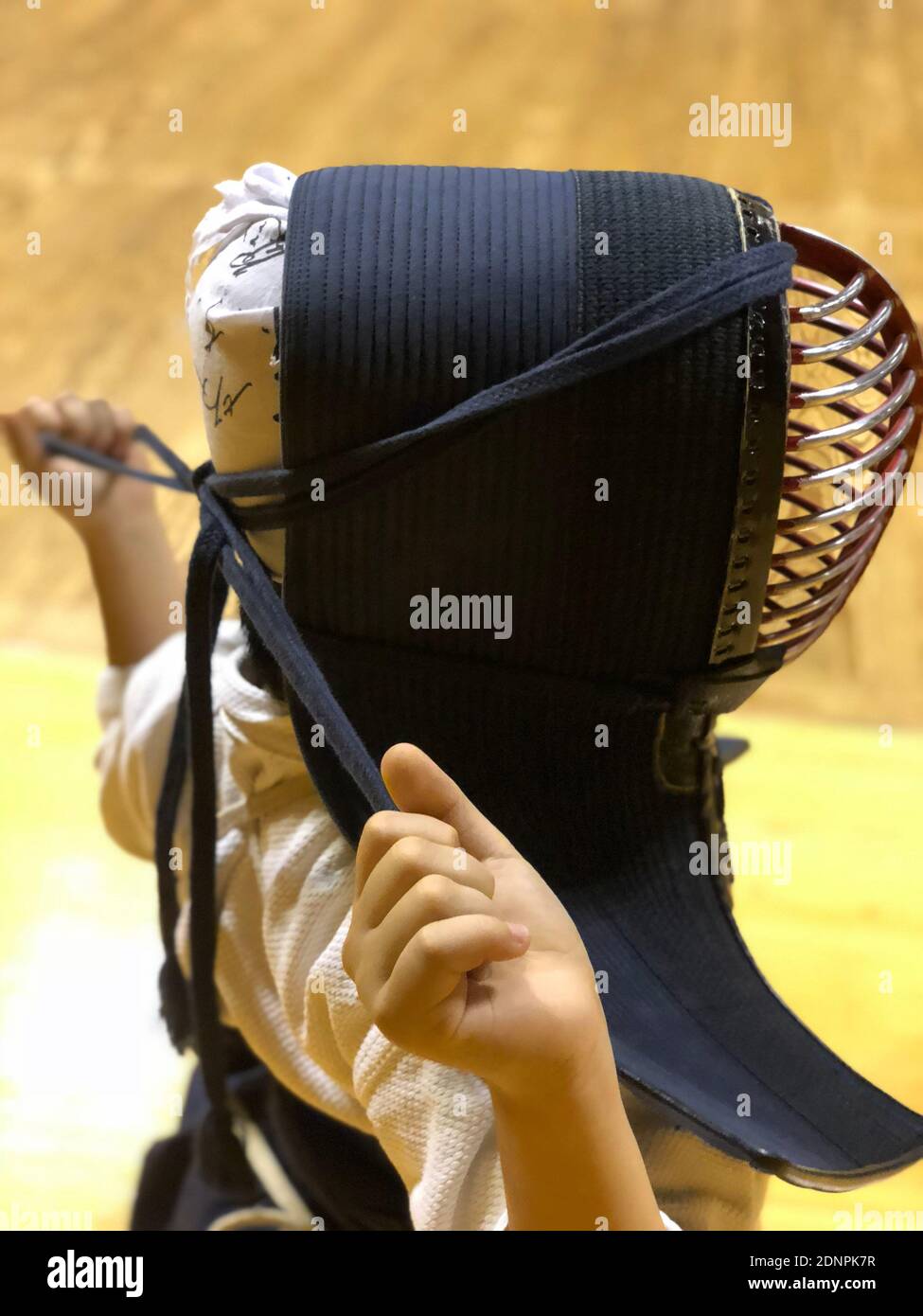 Vue en grand angle d'un garçon portant un casque Kendo Photo Stock - Alamy