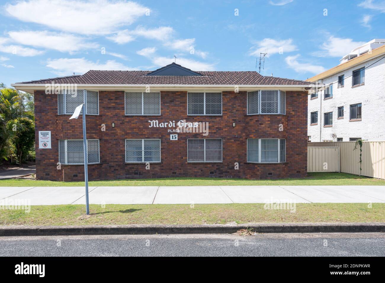Un immeuble d'habitation ou complexe d'appartements de faible hauteur appelé Mardi gras place à Forster, Tuncurry, Nouvelle-Galles du Sud, Australie Banque D'Images