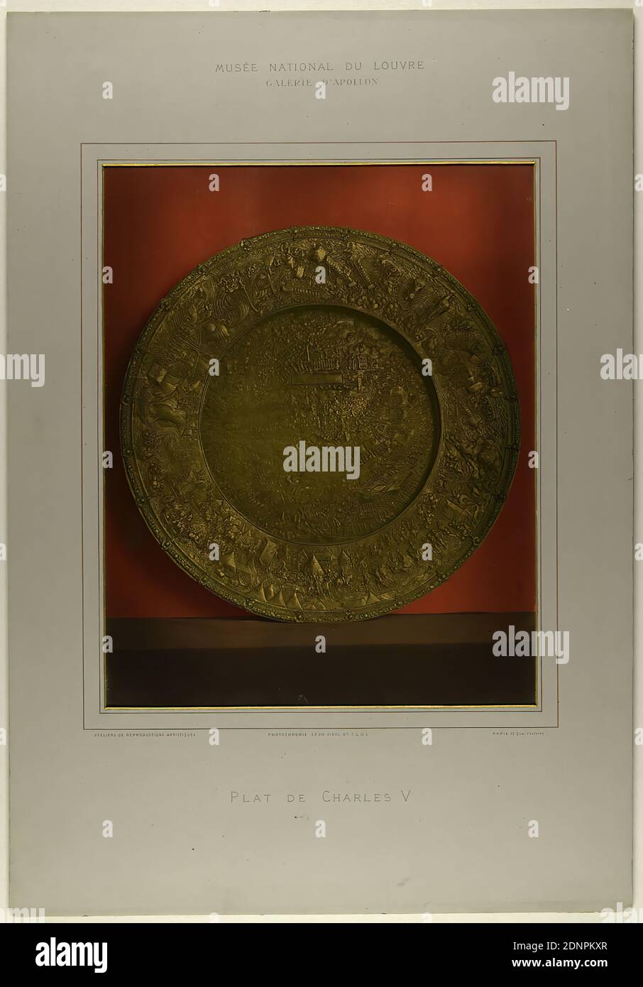 Léon Vidal, plat de Charles V, papier, photo-chrome, taille de l'image: Hauteur: 33.4 cm; largeur: 26.5 cm, inscrit: Recto: Imprimé au-dessus de la photo: Musée National du Louvre Galerie d'Apollon; ci-dessous la photo: Ateliers de reproductions artistiques; Photochromie Léon Vidal B.ième S.G.D.G. ; Paris, 15 Quai Voltaire; plat de Charles V, photographie, artisanat, Arts décoratifs, Design industriel, oeuvre des Arts appliqués, oeuvre des Arts appliqués (métaux précieux), Arts appliqués (collecte et exposition d'oeuvres d'art), Musée, la magnifique Galerie Apollo au Louvre de Paris Banque D'Images
