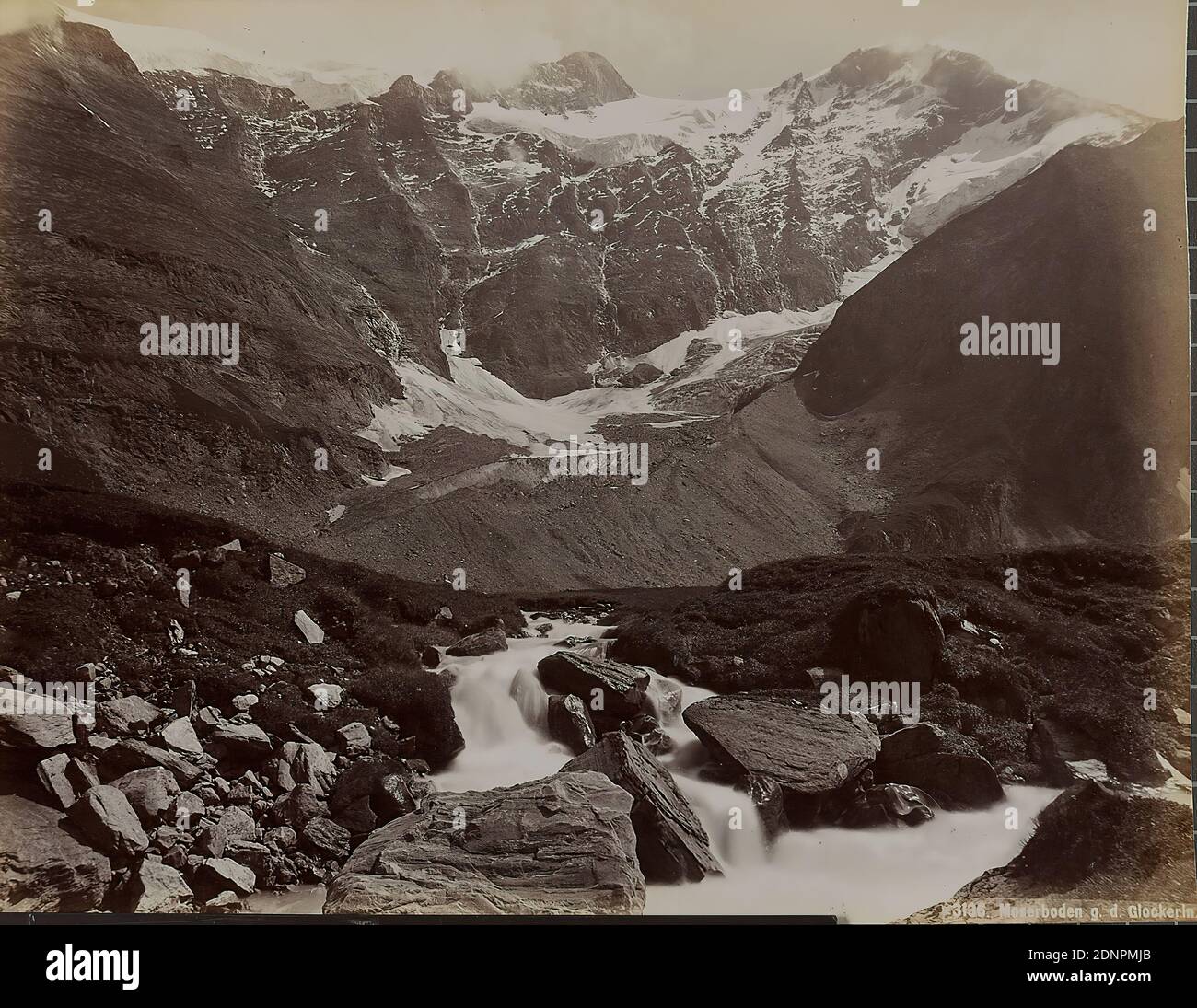 Würthle & Sohn Salzburg, chaîne de montagnes avec un petit ruisseau au premier plan, papier albumine, procédé positif noir et blanc, Total: Hauteur: 19,30 cm; largeur: 24,40 cm, photographie de voyage, photographie de paysage, montagnes, montagnes, rivière, neige Banque D'Images