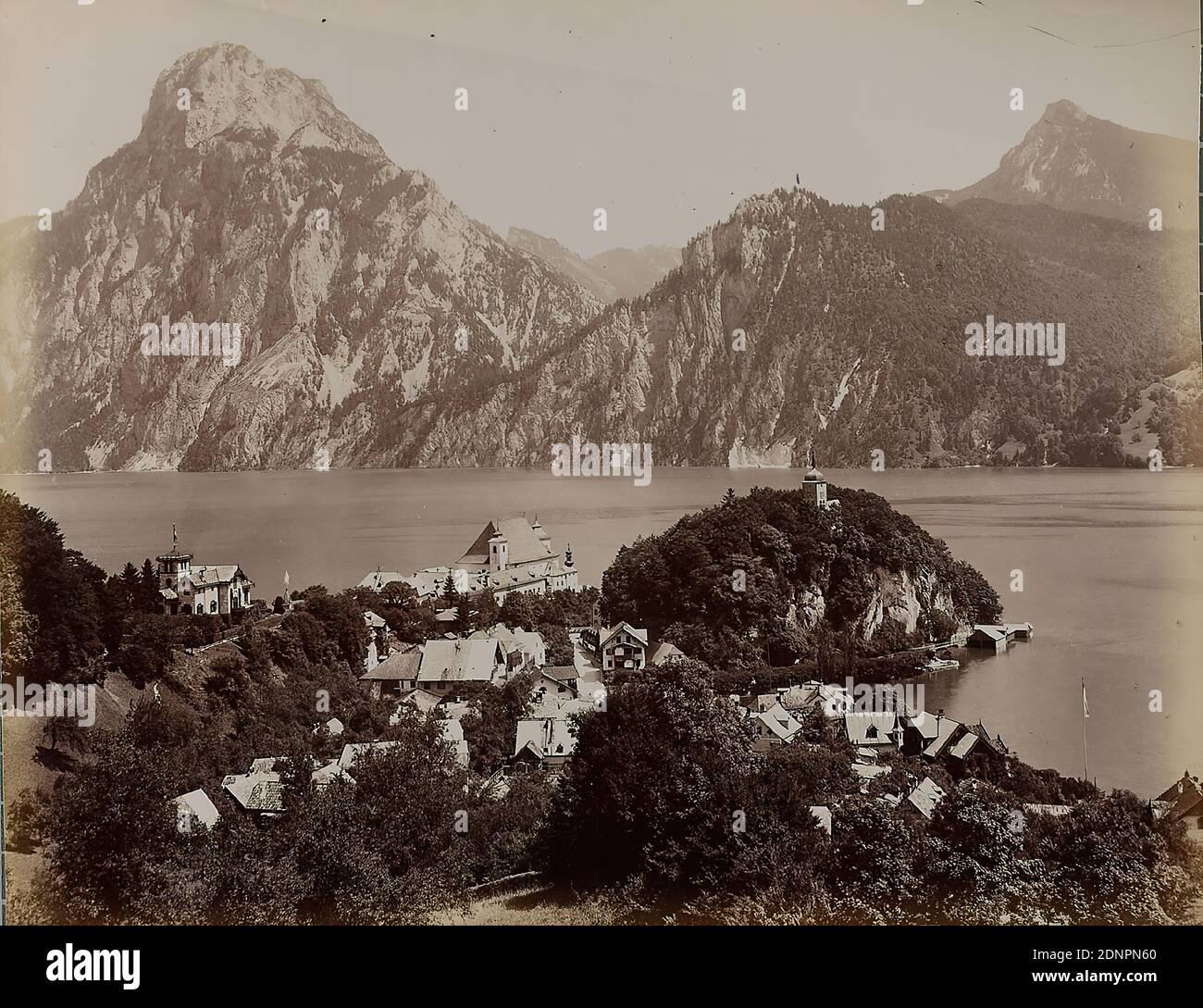 Würthle & Sohn Salzburg, traunkirchen, papier albumine, procédé positif noir et blanc, total: Hauteur: 19.30 cm; largeur: 24.30 cm, inscrit, titre copié, photographie de voyage, photographie de paysage, montagnes, chaîne de montagnes, lac Banque D'Images