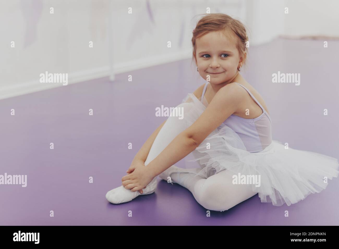 Ballerina relaxing on floor in Banque de photographies et d'images à haute  résolution - Alamy