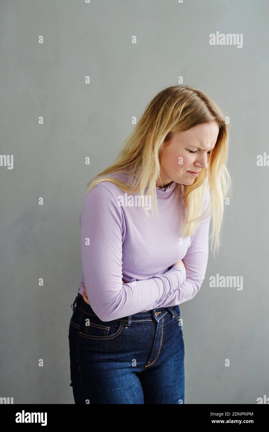 Femme qui a mal au ventre Banque D'Images