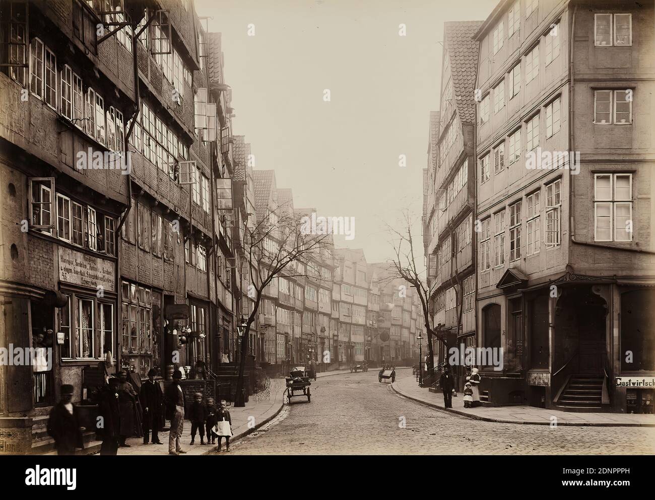 W. Mauke & Söhne, Georg Koppmann, ruisseau vu de l'est depuis le dossier Hamburg 1883, photographies du Stadttheile à poser, Staatliche Landesbildstelle Hamburg, collection sur l'histoire de la photographie, papier albumine, procédé positif noir et blanc, taille de l'image: Hauteur: 27.1 cm; largeur: 38.9 cm, inscrit: Recto U.: Imprimé sur le carton porteur: Photographie von G. Koppmann & Co, Hambourg - photographié Hambourg octobre 1883, BROOK DE L'EST, photographie architecturale, ville, vue sur la ville (veduta), rues et places, immeuble, maison à plusieurs étages, maison à colombages Banque D'Images