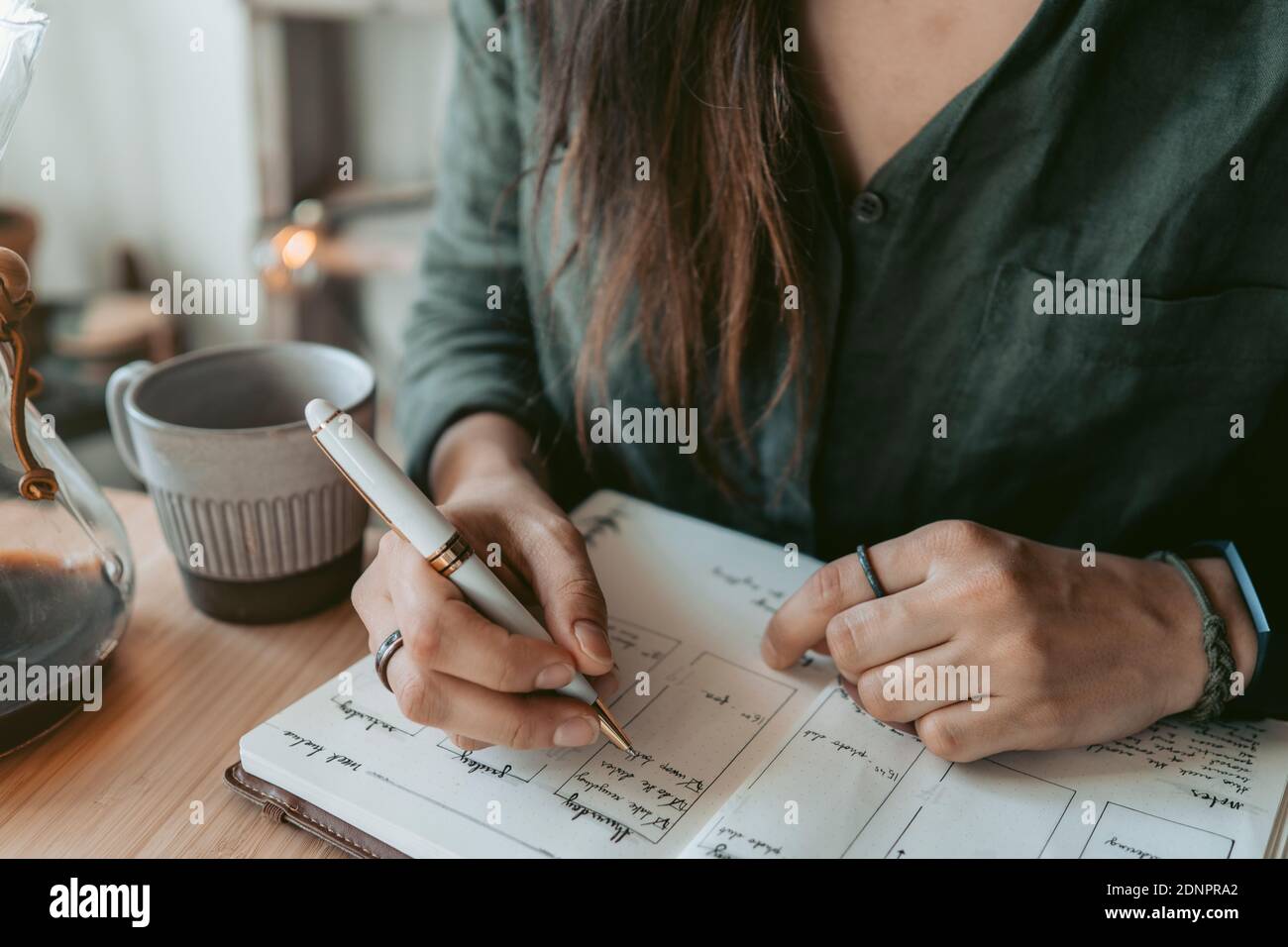 Femme en prenant des notes dans son journal Banque D'Images