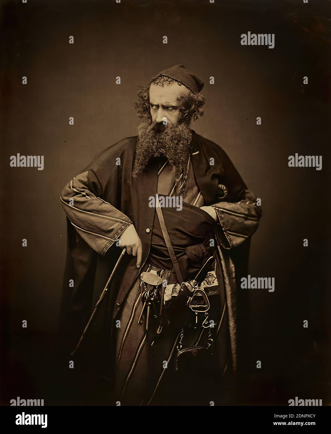 Friedrich Haase comme Shylock dans le marchand de Venise - d'un portfolio pour Chéri Maurice pour son cinquantième anniversaire comme directeur au Théâtre Thalia à Hambourg, papier albumine, processus positif noir et blanc, taille de l'image: Hauteur: 37.2 cm; largeur: 30.5 cm, non signé, inscrit: Recto et au milieu de la boîte: Dans l'encre: Shylock, le marchand de Venise, portrait photographie, acteur, actrice, déguisement, masquage, portrait, théâtre, figure debout, moneyprêteur, usurier, juifs, vie juive, poses spécifiques, gestes, expressions faciales, lurés. Caractères Banque D'Images