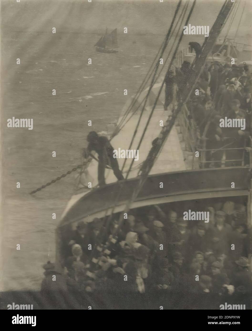 Alfred Stieglitz, Nearing Land, Sammlung Juhl, Japanpaper, Heliogravüre, Bildmaß: Höhe: 21,6 cm; Breite: 17,5 cm, beschriftet: Recto U. re.: In Blei: Fotoghl, Titel, Datierung und Camera Work-Ausgabe; auf Sopseempter: Justem, Paspartüt: Sammlung Juhl, Inventarstempel der Staatlichen Landesbildstelle Hamburg, Künstlerische Fotografie, Segelschiff, Segelboot, Schiffsbesatzung/Passagiere, Meer, Verkehr auf dem Wasser, soziales, ökonomisches Leben/XII transport, Komagirükükre 1905 Banque D'Images