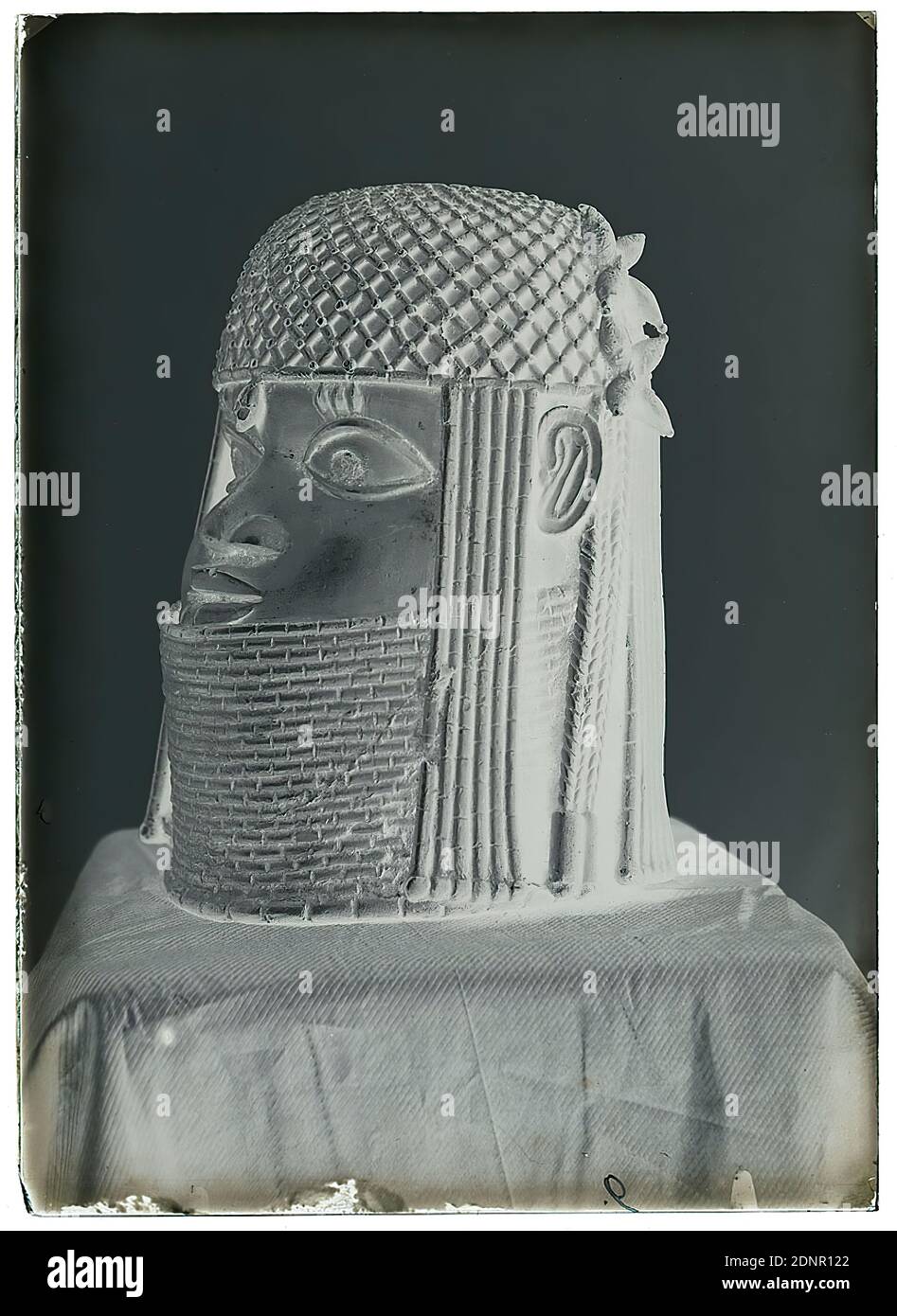 Wilhelm Weimar, tête en plastique d'un Oba (roi), négatif en verre, négatif noir et blanc, total: Hauteur: 17.8 cm; largeur: 12.8 cm, numéroté: u.: À encre noire: 9e, oeuvre d'art appliqué (métaux Banque D'Images