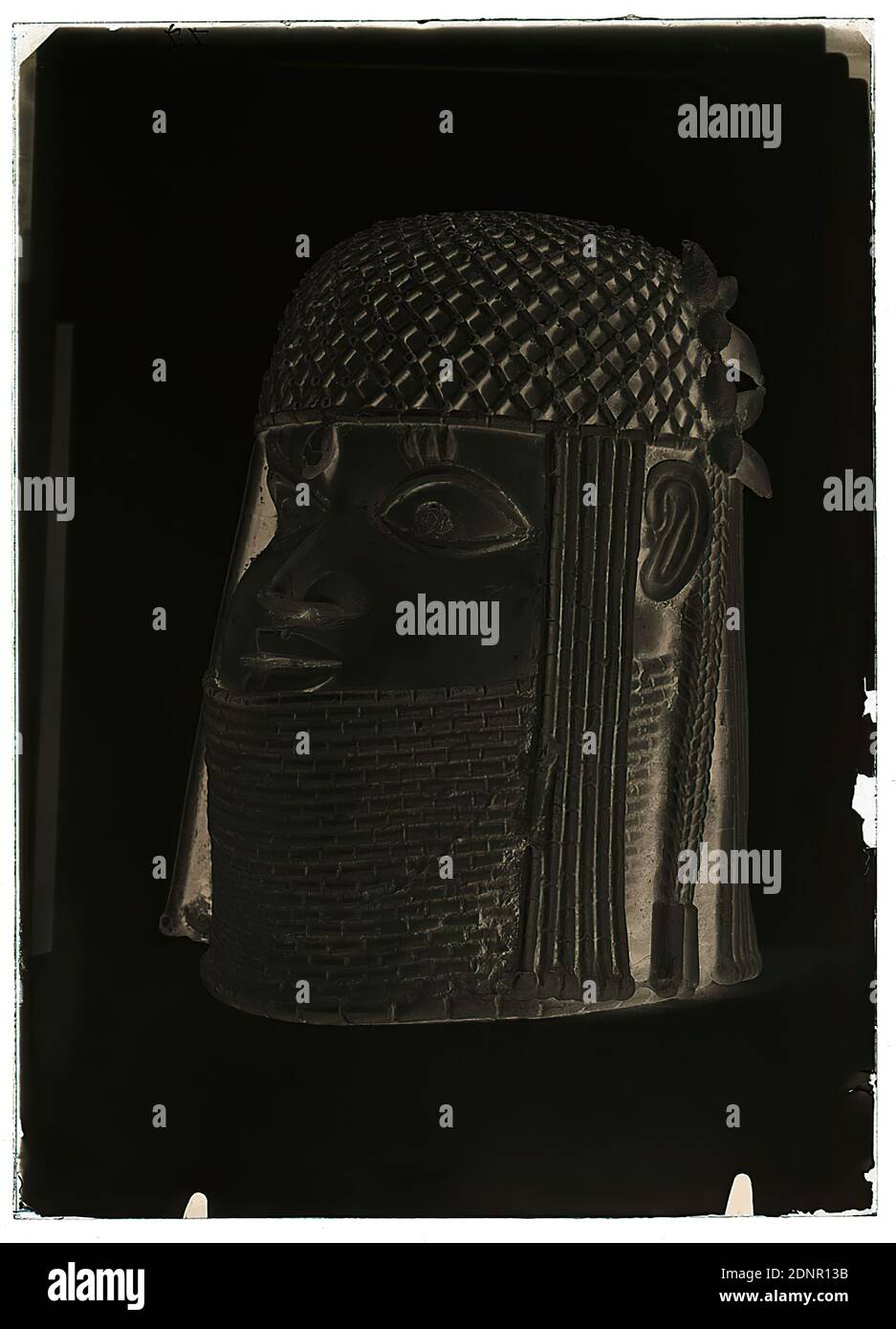 Wilhelm Weimar, tête en plastique d'un Oba (roi), négatif en verre, négatif noir et blanc, total: Hauteur: 17.8 cm; largeur: 12.8 cm, numéroté: Haut à gauche: À l'encre noire: 77, oeuvre d'art appliqué (métaux Banque D'Images