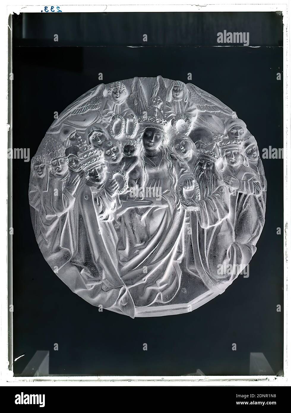 Wilhelm Weimar, relief rosaire, négatif en verre, négatif noir et blanc, total: Hauteur: 23.8 cm; largeur: 18 cm, numéroté: Haut à gauche : à l'encre noire: 233, photographie, couronnement de la Vierge Marie, Ange (religion chrétienne), Madonna du Rosaire, Marie avec le Christ enfant (Madonna), Rosaire, Pape, religion chrétienne, sculpture, sculpture, art de sculpture Banque D'Images