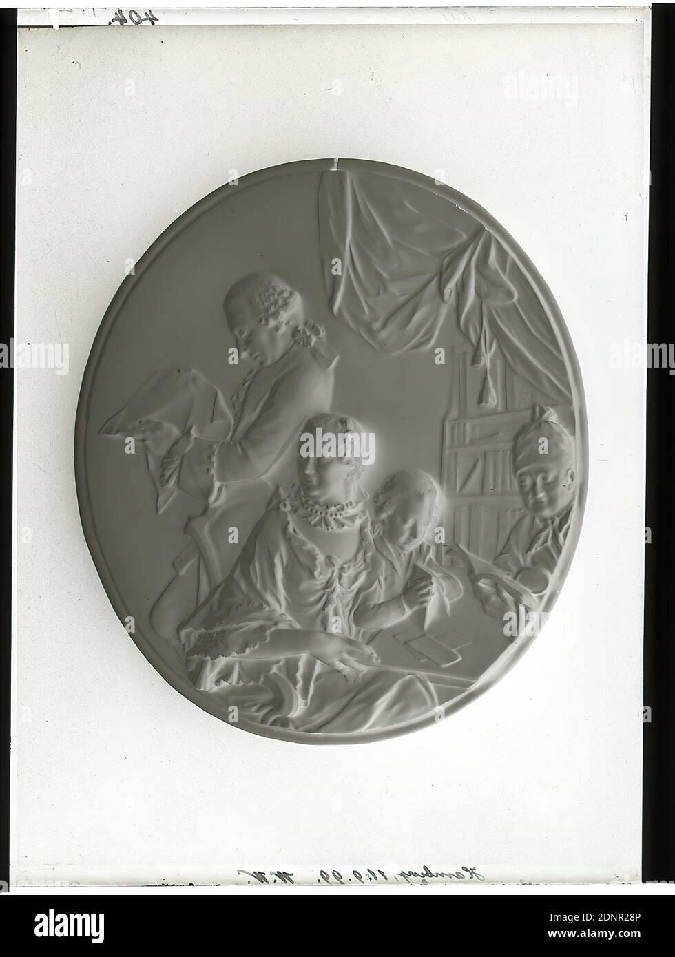 Wilhelm Weimar, médaillon (insigne) avec le portrait de groupe de la famille du directeur de la manufacture Johann Georg Grieninger, négatif en verre, négatif noir et blanc procédé, total: Hauteur: 23.8 cm; largeur: 17.8 cm, numéroté: Haut à gauche: À l'encre noire: 404 et Hambourg, 11.9.99. W. W, arts et artisanat, arts et artisanat, design industriel, vie familiale, figure debout, journal, figure assise, enfant, vieil homme, médaillon (ornement), portrait de groupe, artisan, artiste et sa famille Banque D'Images