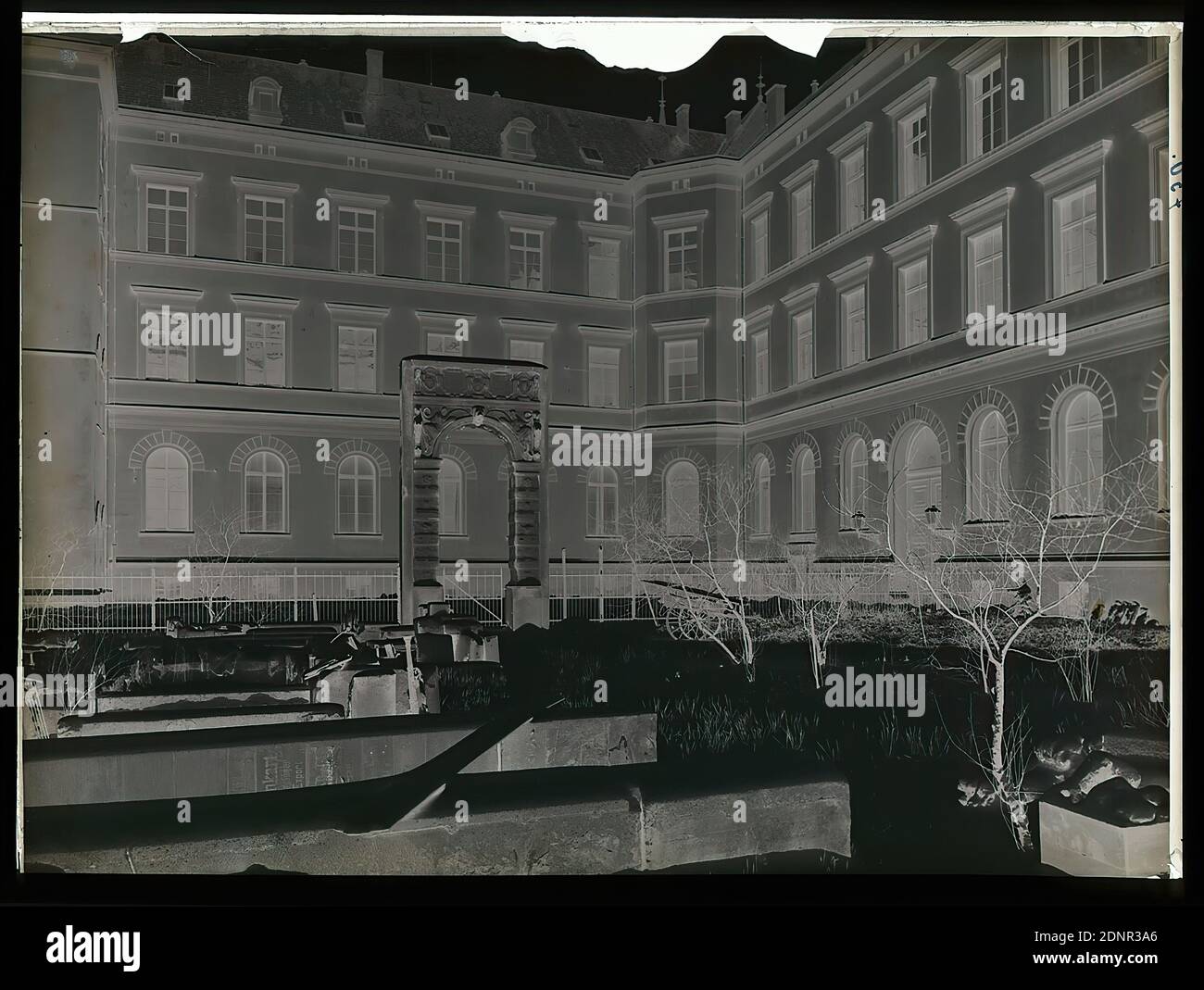 Wilhelm Weimar, Innenhof, verre négatif, noir et blanc négatif processus, Total: Hauteur: 23,8 cm; largeur: 17,8 cm, numéroté: À droite: À l'encre noire: 750, musée, 6400 diapositives, y compris des reproductions d'art de ses propres collections, objets étrangers, photographies architecturales et d'exposition Banque D'Images
