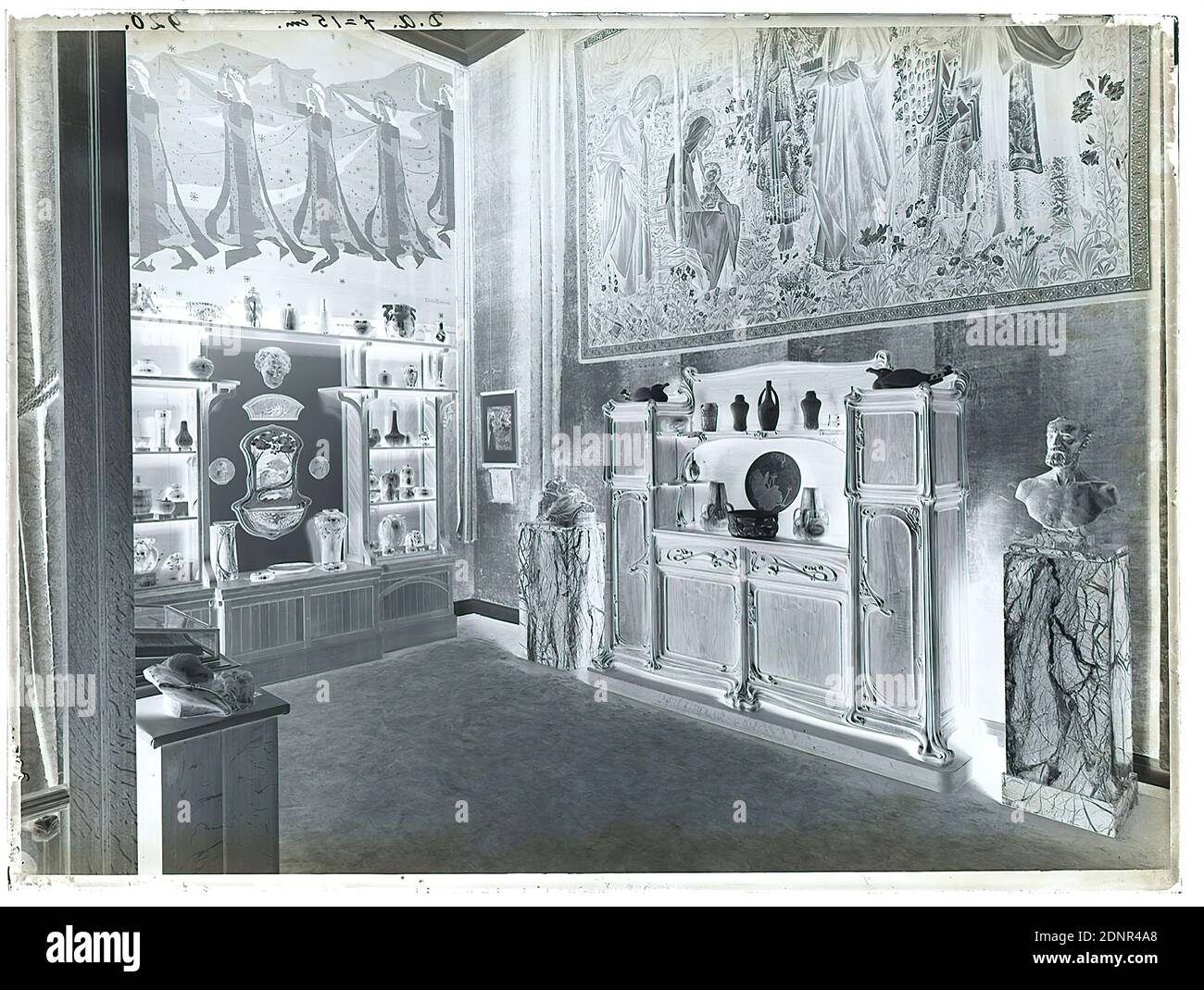 Wilhelm Weimar, salle Paris, exposition, négatif verre, négatif noir et blanc, total: Hauteur: 23.8 cm; largeur: 17.8 cm, numéroté: Haut à gauche: À l'encre noire: 920, inscrit: o.: À l'encre noire: D.A. F=15 cm, photographie, chaise, Cabinet, mouette, fontaine, Sculpture, Sculpture Banque D'Images