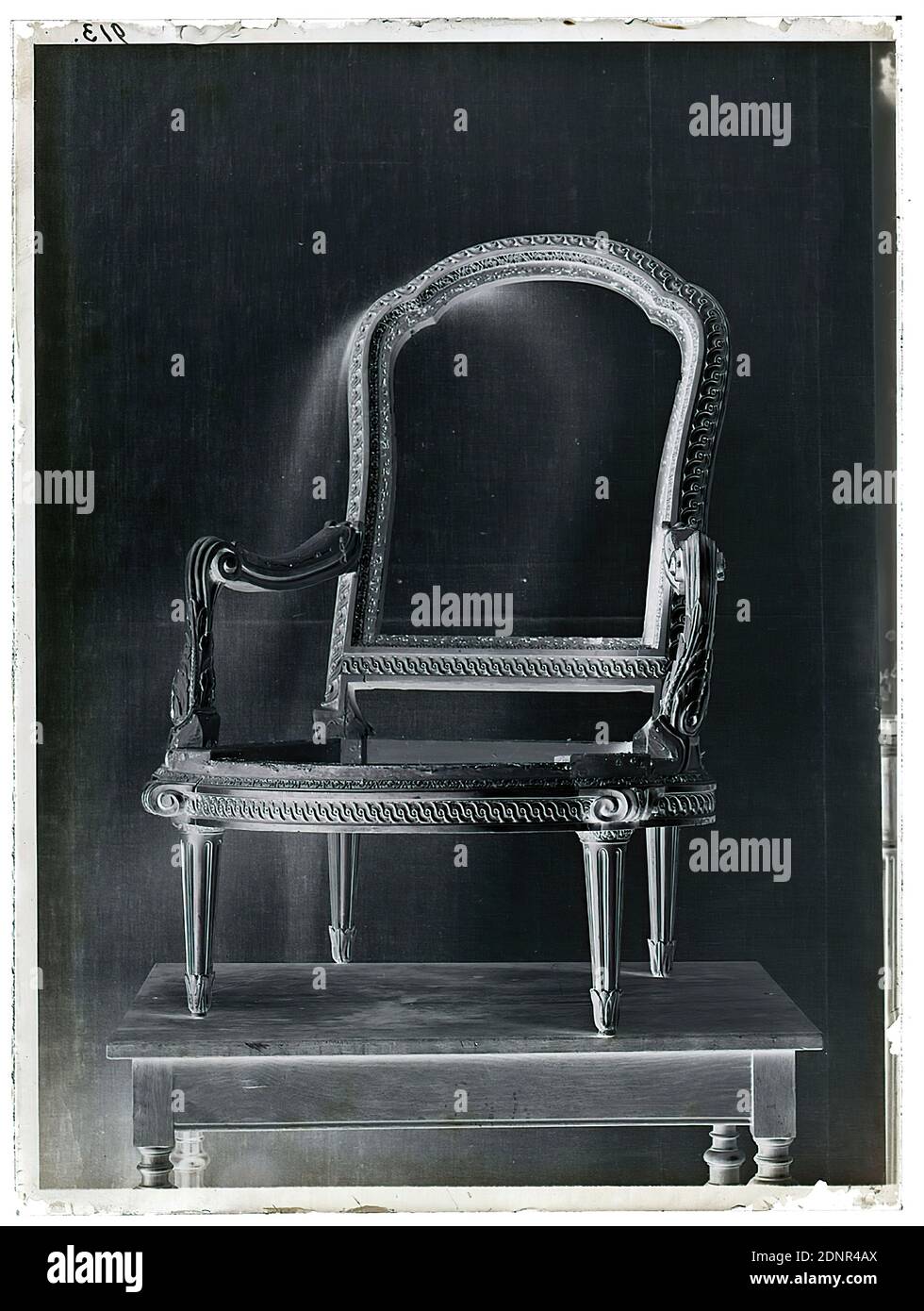 Wilhelm Weimar, chaise, verre négatif, noir et blanc négatif processus, total: Hauteur: 23.8 cm; largeur: 17.8 cm, numéroté: En haut à gauche: En encre noire: 913, artisanat, art et artisanat, design industriel, chaise, ornements, mobilier et articles ménagers, oeuvre d'art appliqué Banque D'Images