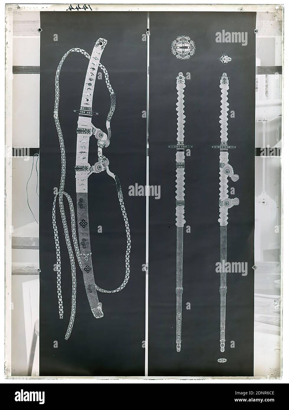 Wilhelm Weimar, impression d'une épée japonaise et accessoires, négatif en verre, négatif noir et blanc, Total: Hauteur: 23.8 cm; largeur: 17.8 cm, numéroté: Haut à gauche: À l'encre noire: 1444, épée Banque D'Images