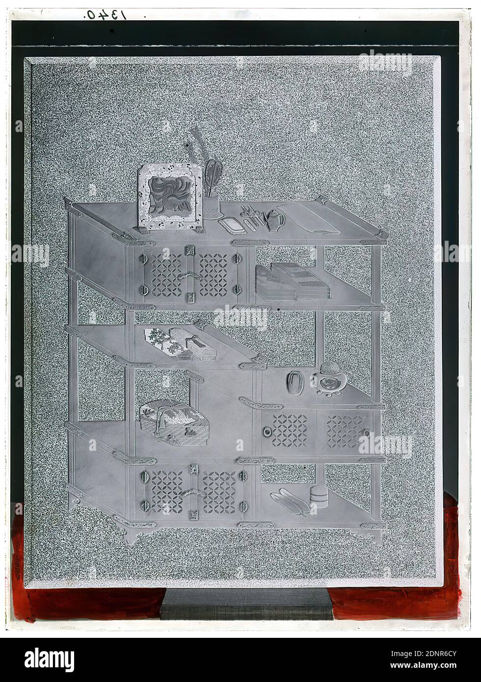 Wilhelm Weimar, laque japonaise (Rioshibako), négatif en verre, négatif noir et blanc, total: Hauteur: 23.8 cm; largeur: 17.8 cm, numéroté: Haut à gauche : en encre noire: 1340, photographie, plumes d'oiseau, lettres et lettres, ventilateur, armoire, théière; samovar, oeuvre d'art appliqué (laque Banque D'Images