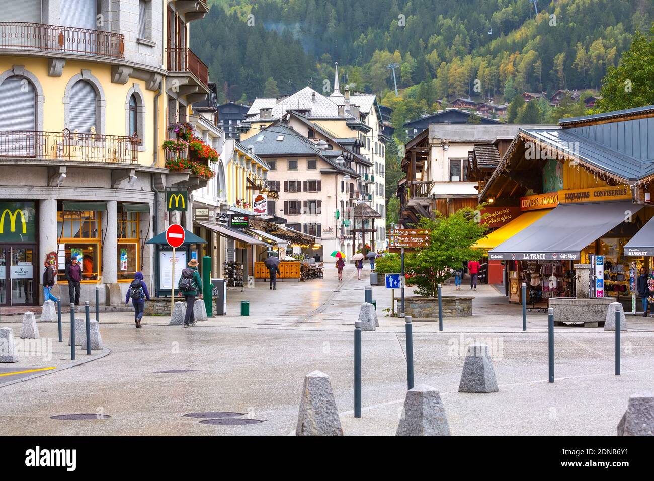 Chamonix Mont-Blanc, France - 4 octobre 2019 : Street View dans le centre de la célèbre station de ski dans les Alpes Banque D'Images