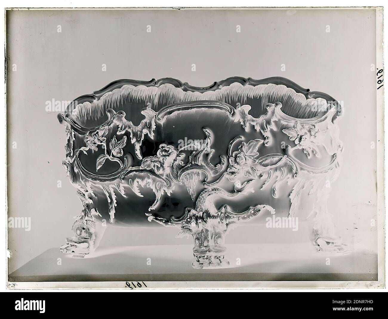 Wilhelm Weimar, Jardiniére (panier de fleurs), négatif en verre, négatif noir et blanc, total: Hauteur: 23.8 cm; largeur: 17.8 cm, numéroté: En bas à gauche: En encre noire: 1619, numéroté: Juste au-dessus: En encre noire: 1619. Comme graveur et diplômé de l'École des arts appliqués Banque D'Images