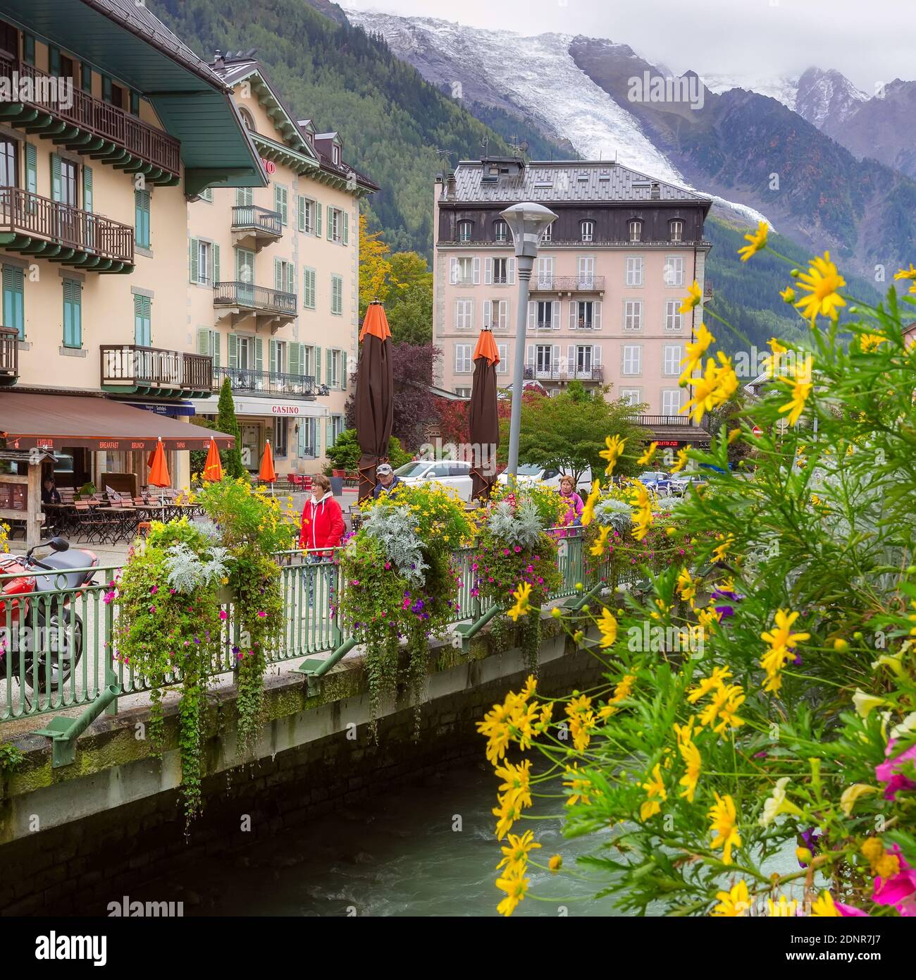 Chamonix Mont-Blanc, France - 4 octobre 2019 : vue sur la rivière Arve et la rue d'automne avec fleurs au centre-ville de la célèbre station de ski située en Haute-Sal Banque D'Images