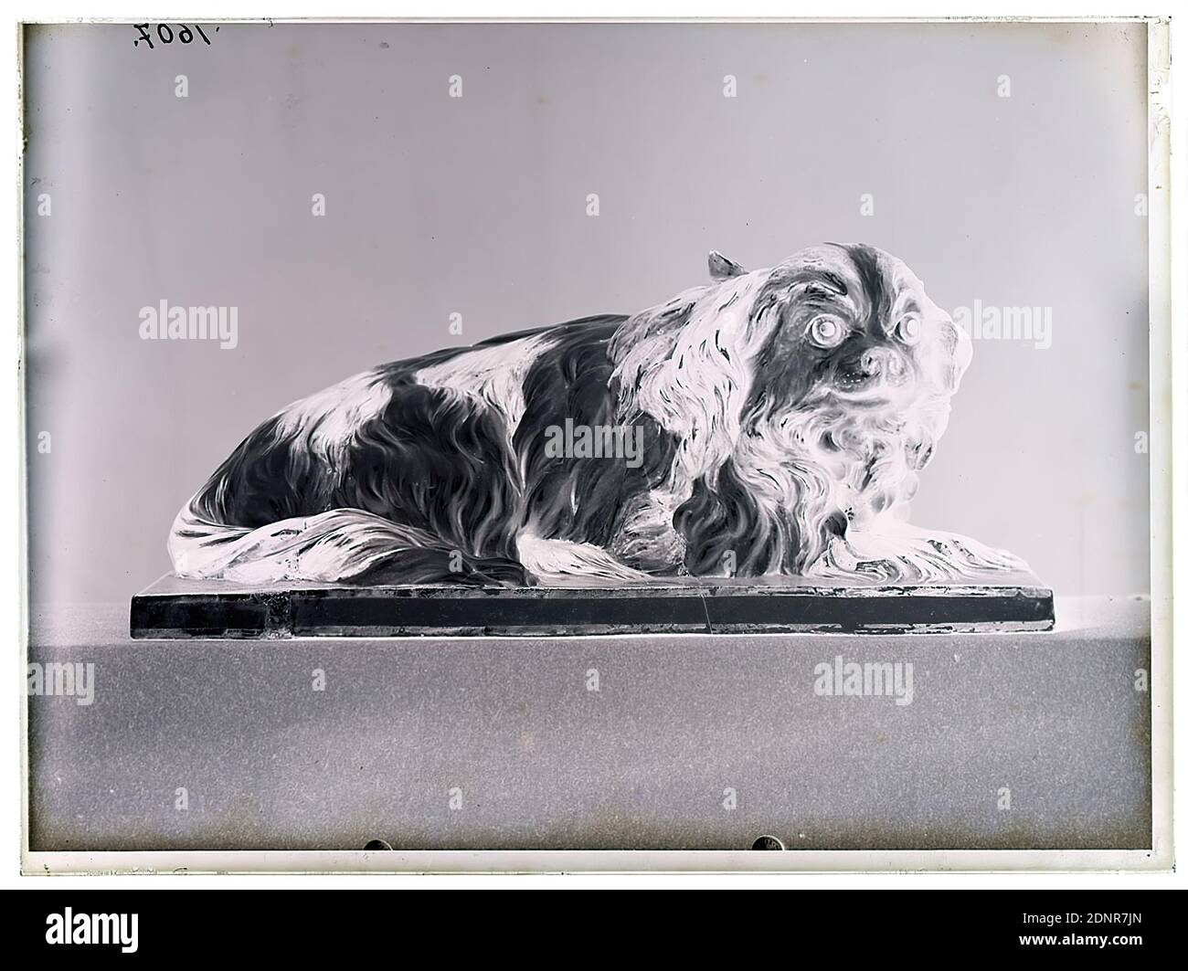 Wilhelm Weimar, chien de figure (petite sculpture), négatif en verre, négatif noir et blanc, total: Hauteur: 23.8 cm; largeur: 17.8 cm, numéroté: Haut à gauche: À l'encre noire: 1606, oeuvre d'art appliqué (céramique Banque D'Images