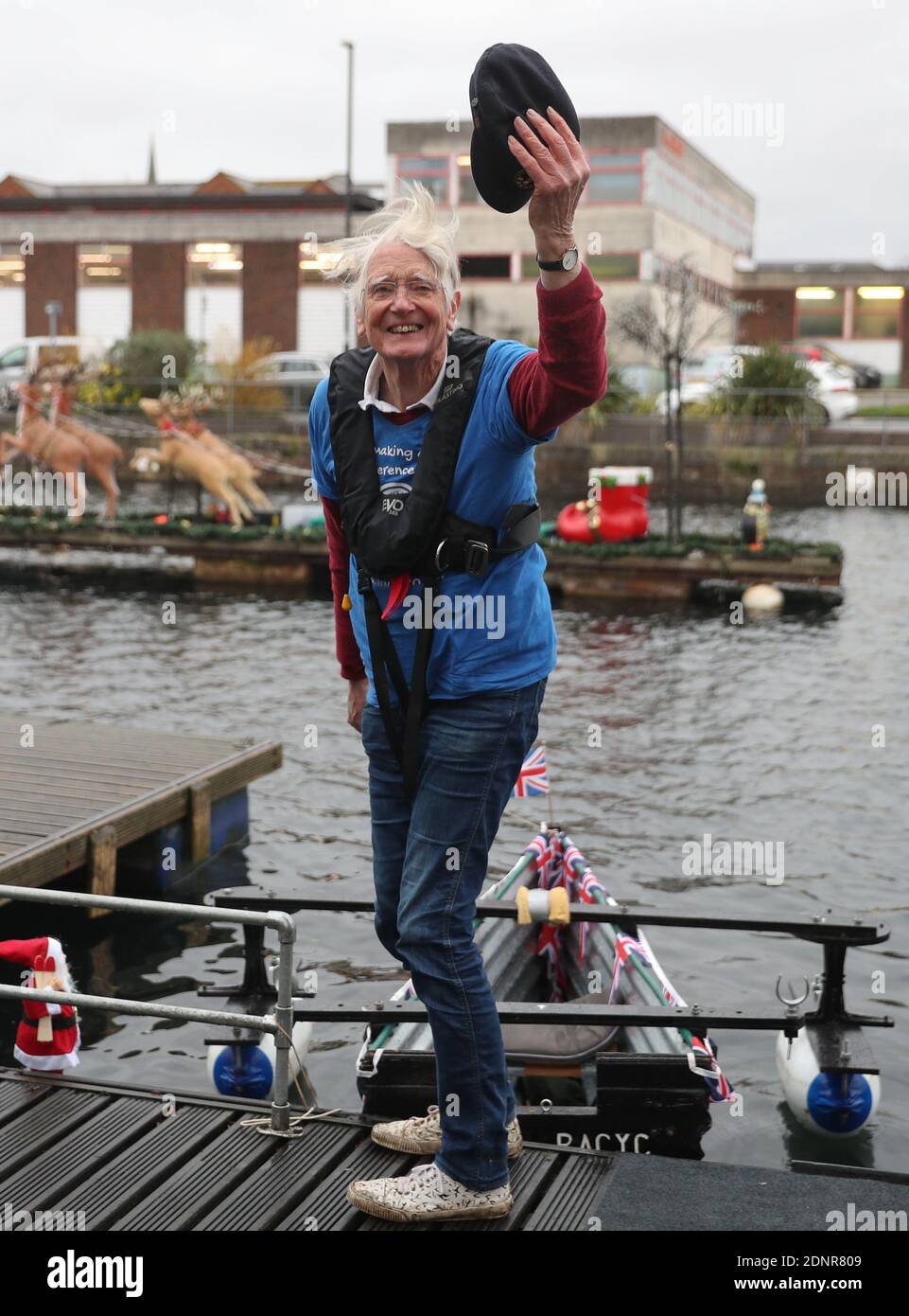 Michael Stanley, connu sous le nom de « Major Mick », célèbre au bassin de Chichester après avoir terminé son défi d'aviron de 70 km le long du canal de Chichester dans son bateau Tintanic, fabriqué à la maison, en aide à l'Hospice de St Wilfrid à Bosham. Banque D'Images