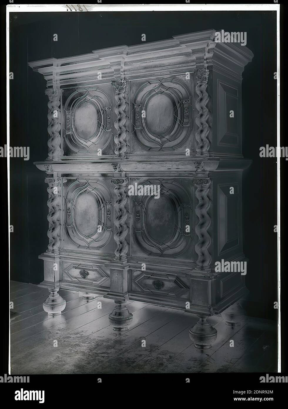 Wilhelm Weimar, armoire à quatre portes, verre négatif, noir et blanc négatif processus, total: Hauteur: 23.8 cm; largeur: 17.8 cm, numérotée: Haut à gauche: En encre noire: 1811, oeuvre d'art appliqué (bois, p.ex. lambris), armoire, ornements, mobilier et effets ménagers, arts et artisanat, arts décoratifs, design industriel Banque D'Images
