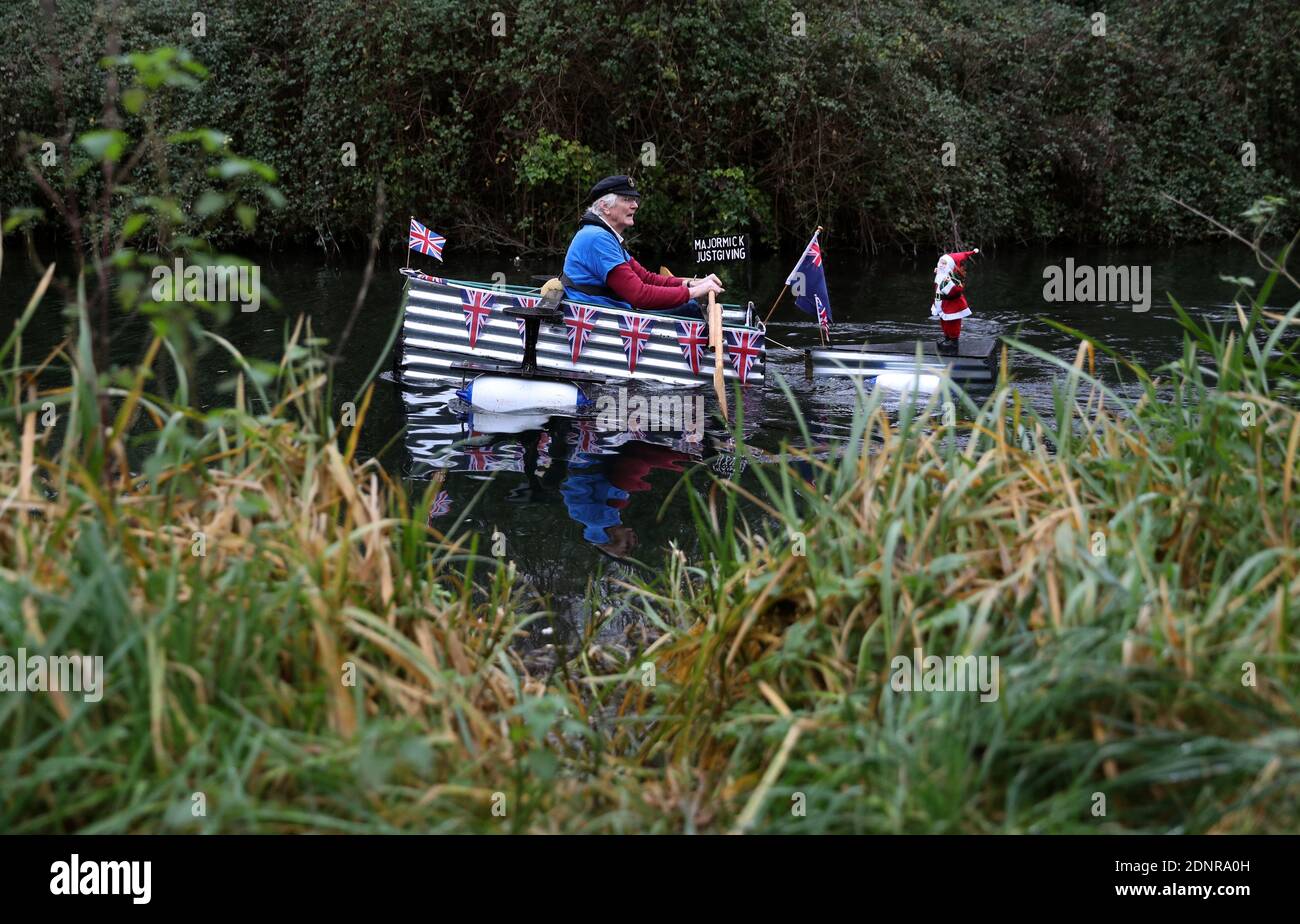 Michael Stanley, connu sous le nom de « Major Mick », se rend le long du canal de Chichester alors qu'il termine son défi d'aviron de 70 miles dans son bateau Tintanic fait maison, en aide à l'Hospice de St Wilfrid à Bosham. Banque D'Images