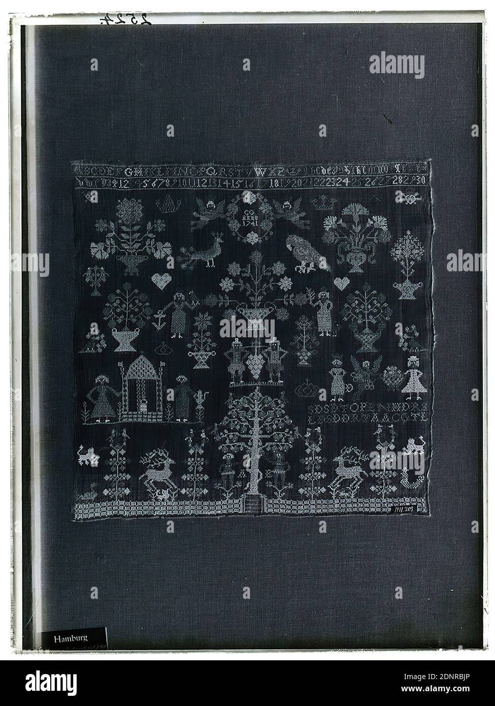 Wilhelm Weimar, échantillonneur, négatif en verre, négatif en noir et blanc, total: Hauteur: 23.8 cm; largeur: 17.8 cm, numéroté: Haut à gauche: À l'encre noire: 2524. Travaux d'arts appliqués (textiles), ornements, lettres, alphabet, écriture, nombre, ornements floraux, oiseaux, ornements animaux, ornements végétaux, Adam et Eve au paradis, cupids, putti, paon, femme, chapeau, lion (prédateurs), fontaine, homme, travaux d'aiguille, travaux d'artisanat, arts et artisanat, dessin industriel Banque D'Images