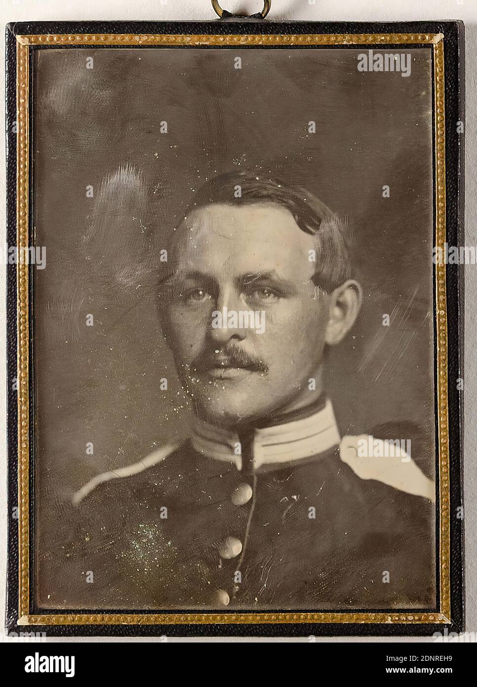 Adolph Weber comme soldat dans le contingent de Hambourg, daguerréotype, taille de l'image: Hauteur: 9.60 cm; largeur: 7.00 cm, en encre: Titre, photographie de portrait, homme, soldat, uniformes (militaires), buste, vue de trois quarts, barbe, personne historique Banque D'Images