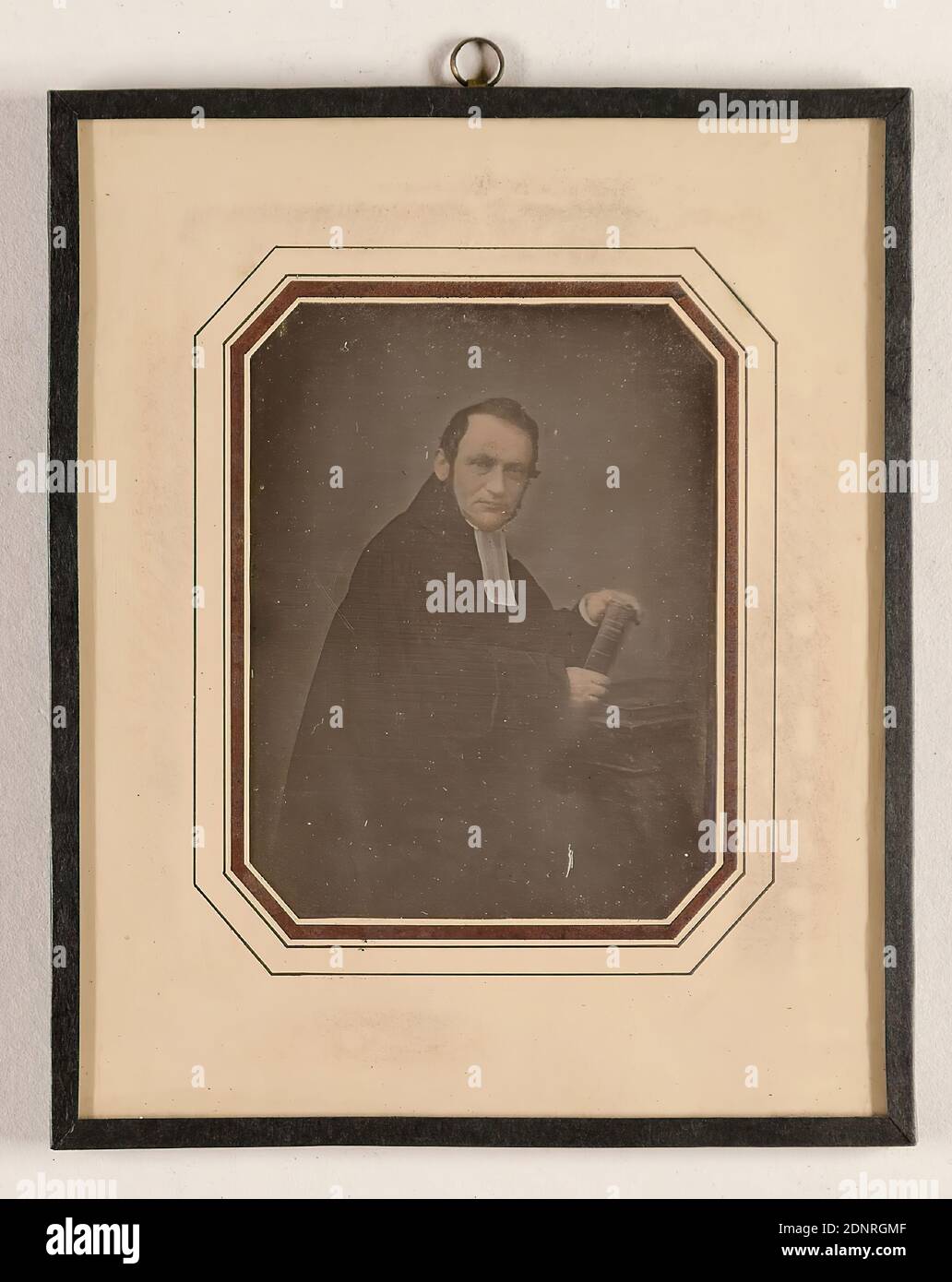 Le prédicateur Ulrich Kessler, daguerréotype, couleur main, taille de l'image: Hauteur: 8,80 cm; largeur: 6,70 cm, en encre sur l'étiquette: Titre, photographie de portrait, homme, portrait en demi-longueur, officiel et digne; clergé Banque D'Images