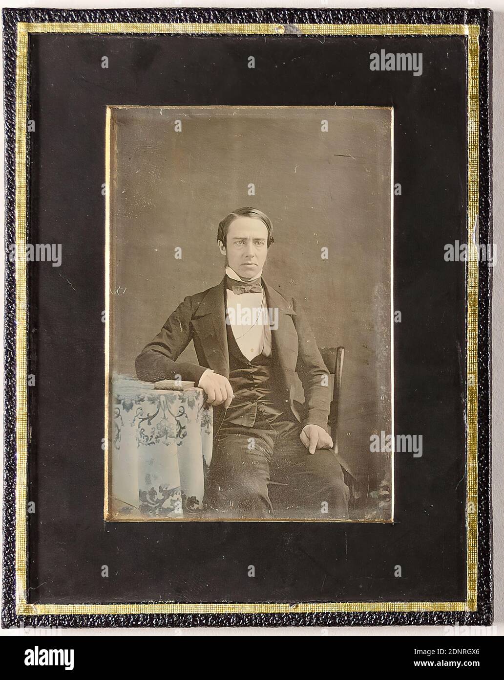 Homme, Daguerréotype, taille de l'image: Hauteur: 9,30 cm; largeur: 6,40 cm, cachet de la Galerie d'images de l'État Hambourg, verso: Informations sur la propriété précédente, photographie de portrait, homme, figure assise, portrait mi-longueur Banque D'Images