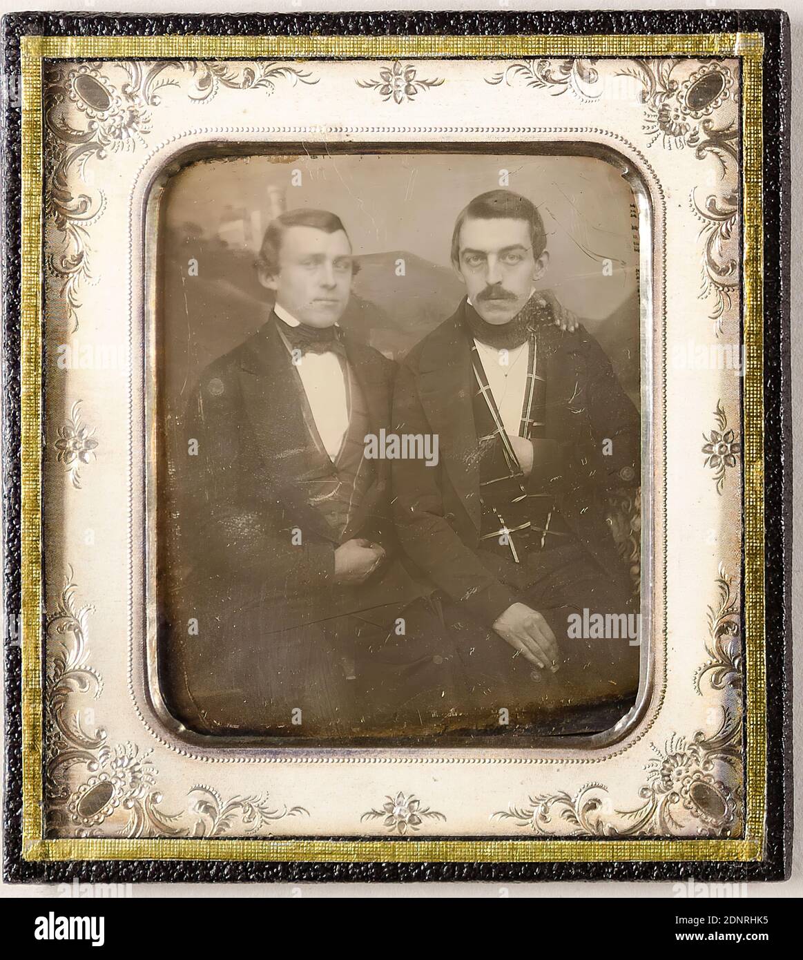 Les Frères Twenties, dont l'un (l.) était jardinier en chef au jardin botanique de Hambourg, daguerréotype, taille de l'image: Hauteur: 7.30 cm; largeur: 6.20 cm, en encre: Titre, datation, photographie de portrait, double portrait, figure assise, demi-portrait, homme, frères Banque D'Images