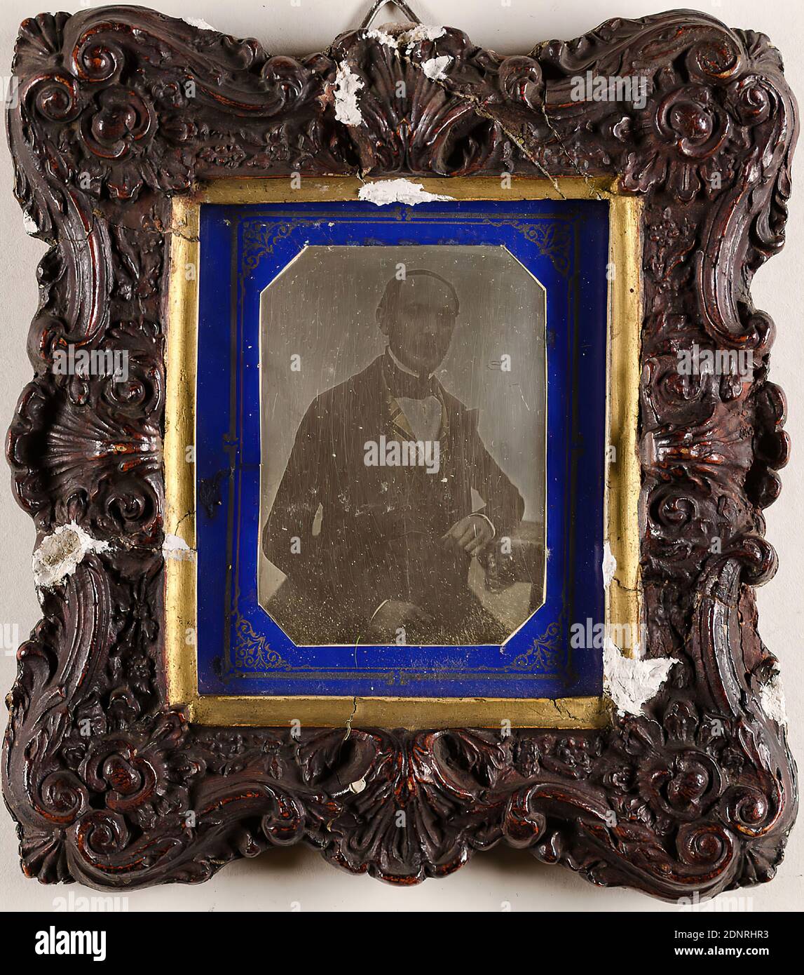 Johann Ludwig Schulze (1813-1876), Hambourg vers 1850, daguerréotype, taille de l'image: Hauteur: 9,20 cm; largeur: 6,70 cm, titre, née celle 5.II 1813. Meurt Hambourg 13.X.1876, à l'encre noire: Étiquette 147, ; timbre de la Galerie d'état de Hambourg, photographie de portrait, homme, portrait en demi-longueur, figure assise, Johann Ludwig Schulze Banque D'Images