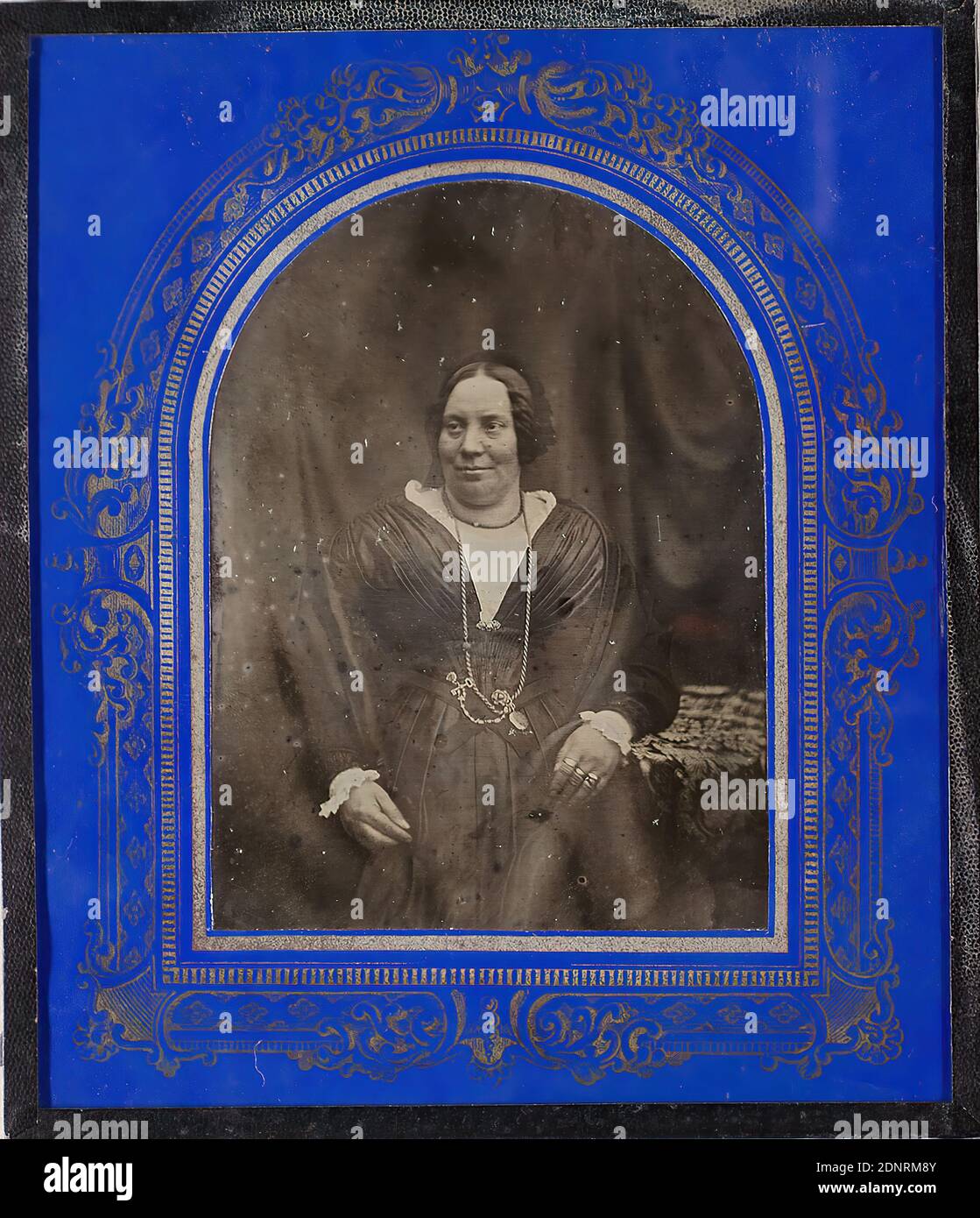 Femme, Daguerreotype, taille de l'image: Hauteur: 9,80 cm; largeur: 7,30 cm, étiquette: Verso: D.S. 436, sur étiquette encadrée en rouge, photographie de portrait, femme, portrait en demi-longueur, figure assise, montre-bracelet, montre de poche Banque D'Images