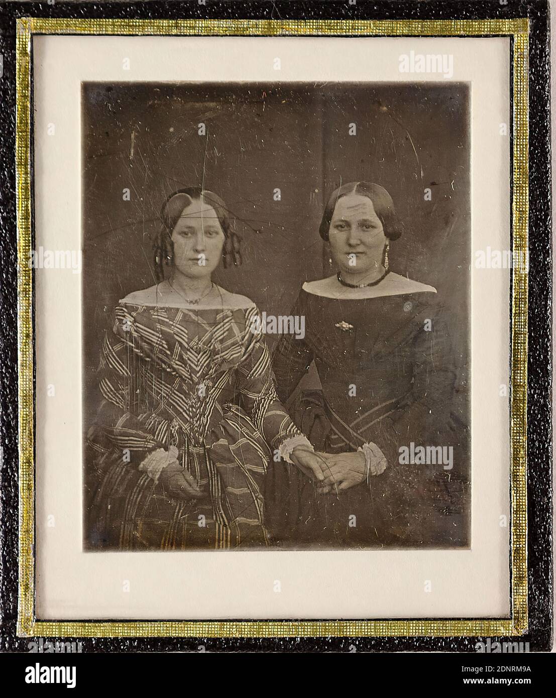 Deux femmes, daguerréotype, taille de l'image: Hauteur: 7,20 cm; largeur: 6,00 cm, timbre de la Galerie nationale de photo Hambourg; photographie de portrait, femme, double portrait, figure assise, positions des bras, gestes Banque D'Images
