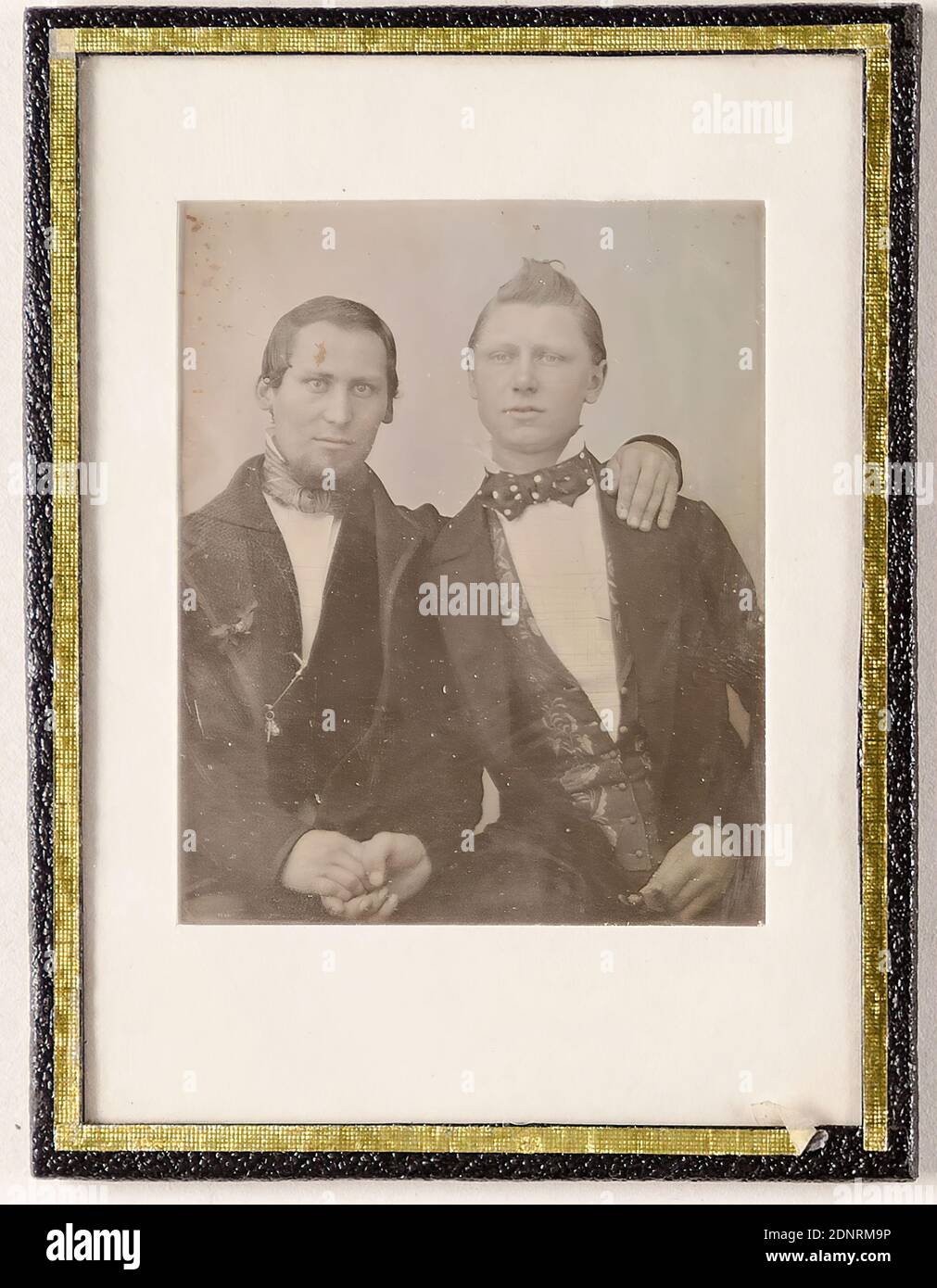 Deux jeunes hommes, daguerréotype, taille de l'image: Hauteur: 7,50 cm; largeur: 6,10 cm, en plomb: Ferdinand Leonhardt, Brême 1849 ?, timbre de la Galerie nationale d'images Hambourg, photographie de portrait, portrait double, portrait demi-longueur, positions des bras, gestes, homme Banque D'Images