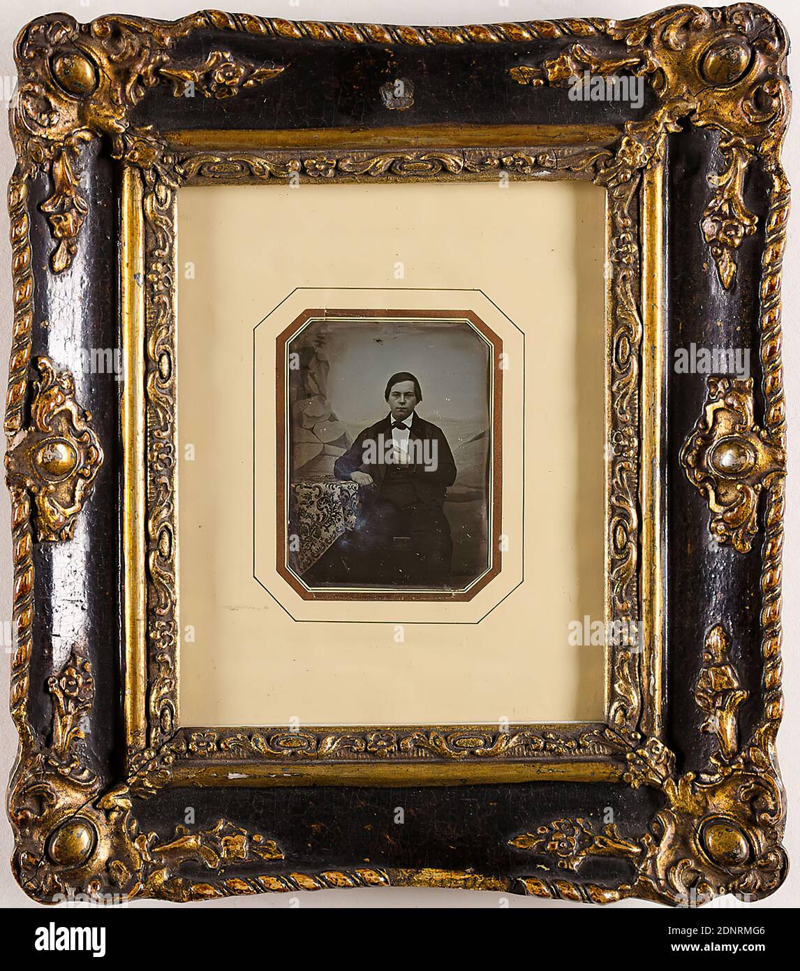 Jeune homme, daguerréotype, taille de l'image: Hauteur: 6,00 cm; largeur: 4,50 cm, photographie de portrait, pièce de genou, figure assise, jeune homme, adolescent Banque D'Images