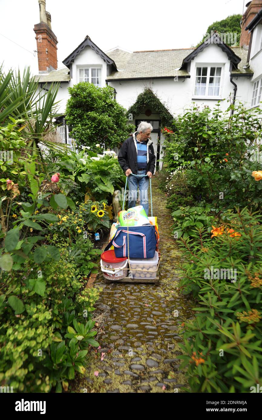 Royaume-Uni/Devon /Clovelly Estate / cliffside village/des sacs d'épicerie de charbon aux montagnes de rouleaux de toilettes, doit être apporté par traîneau. Banque D'Images