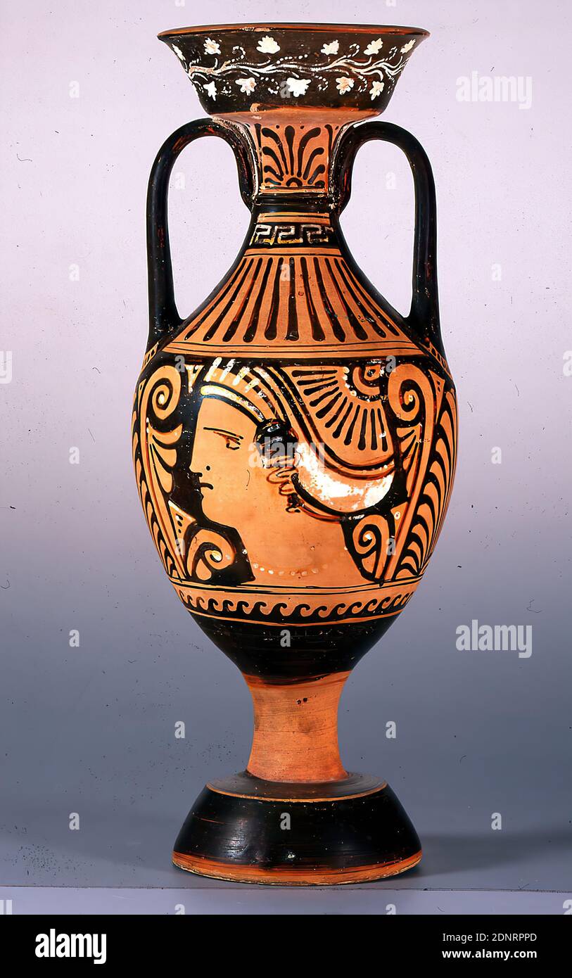 Amphora Peintre, Amphora (tête femelle), Glückstadt, argile, rapidement tournée, peinte (céramique), à feu alterné, argile, peinte et cuite, Total: Hauteur: 41.2 cm (40.7-41.2); diamètre: 16.5 cm; diamètre du museau: 13.2 cm (13.0-13.2); diamètre du pied: 12.1 cm (11.4-12.1); diamètre: 1.4 cm (trou inférieur); poids: 1400 g, céramique, profil (vue latérale), classique tardif (antiquité grecque), sur l'amphore mince, qui rappelle les amphores Panathenaean prize (prix de la victoire au festival en l'honneur de la déesse Athena à Athènes), une tête femelle est représentée des deux côtés, face à gauche dans le profil. Banque D'Images