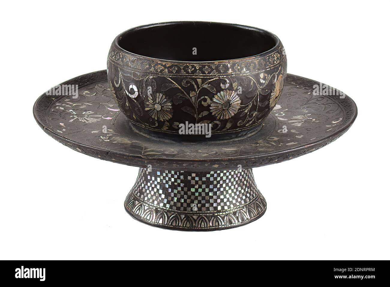 Socle pour un bol à thé, propriétaire précédent: Hayashi Tadamasa, Paris, laque, nacre, laqué, laque noire et incrustations nacre sur bois, Total: Hauteur: 8,4 cm; diamètre: 10,4 cm, marque: Intérieur à la base: Éventail de feuilles, 天, laque, ornements géométriques, époque Edo, tendres de chrysanthème stylisés en nacre serpentant sur la base laque noire de ce socle pour un bol à thé. Les champs carrés en nacre forment un motif semblable à un échiquier sur la base. Sur le bord intérieur du pied sont les marques de l'atelier royal de l'ancien royaume de Ryūkyū (maintenant Okinawa, Japon) Banque D'Images